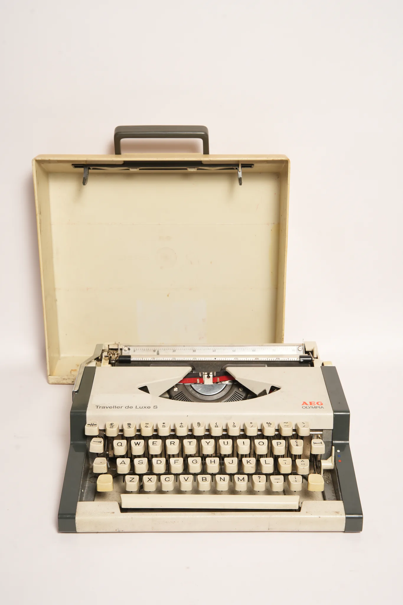 AEG Olympia Traveller de Luxe S Typewriter — photograph