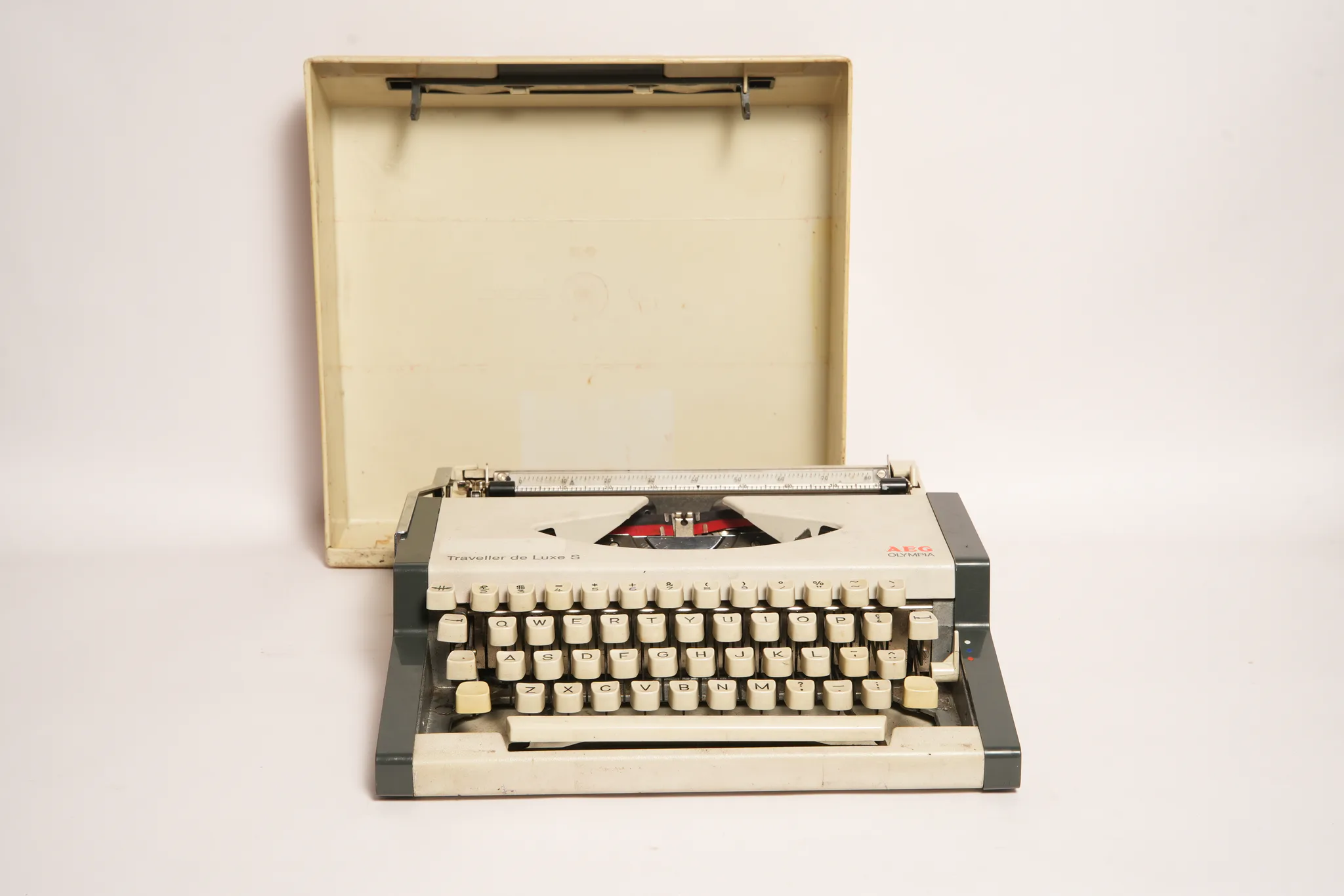 AEG Olympia Traveller de Luxe S Typewriter — photograph