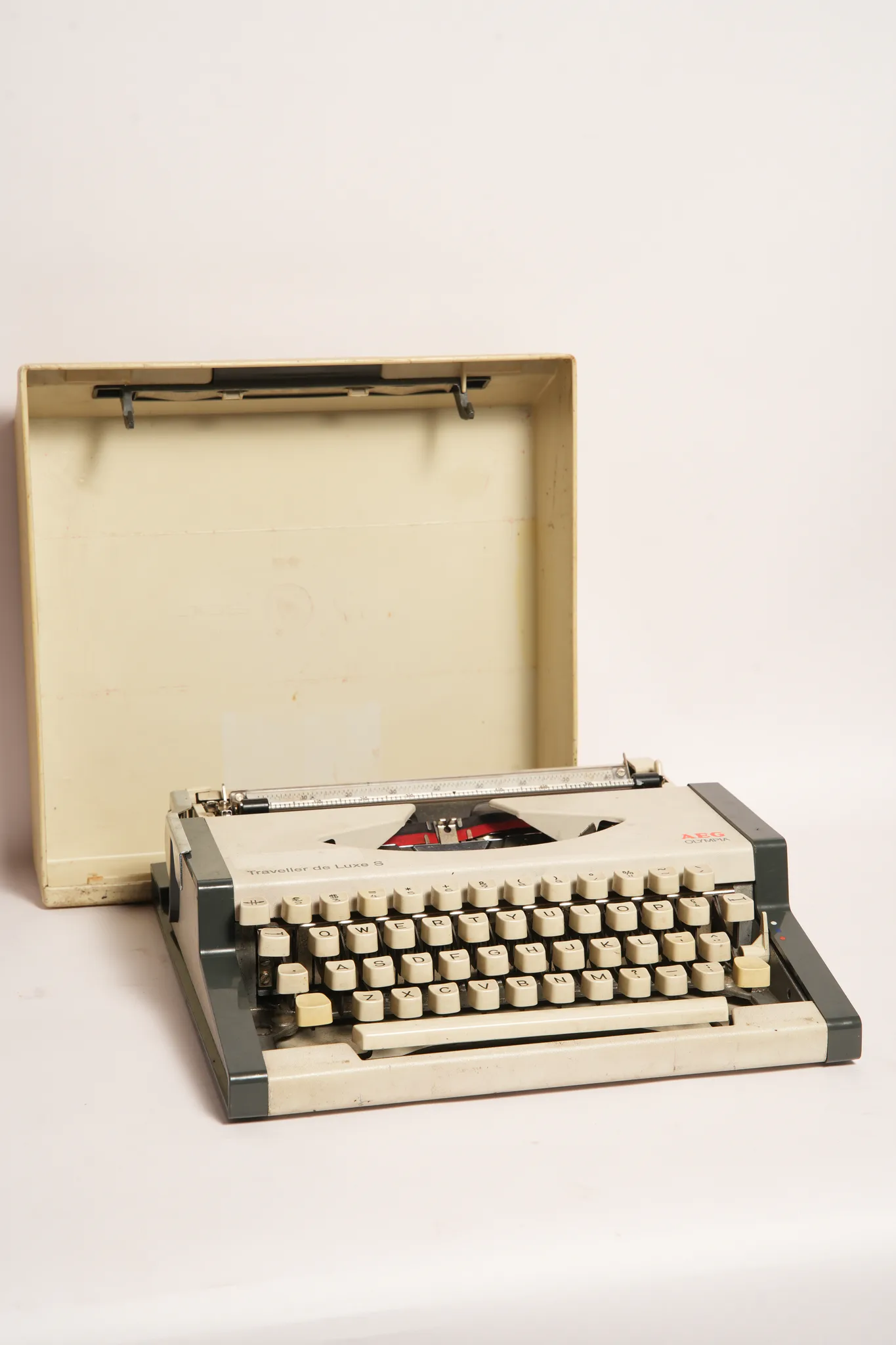 AEG Olympia Traveller de Luxe S Typewriter — photograph