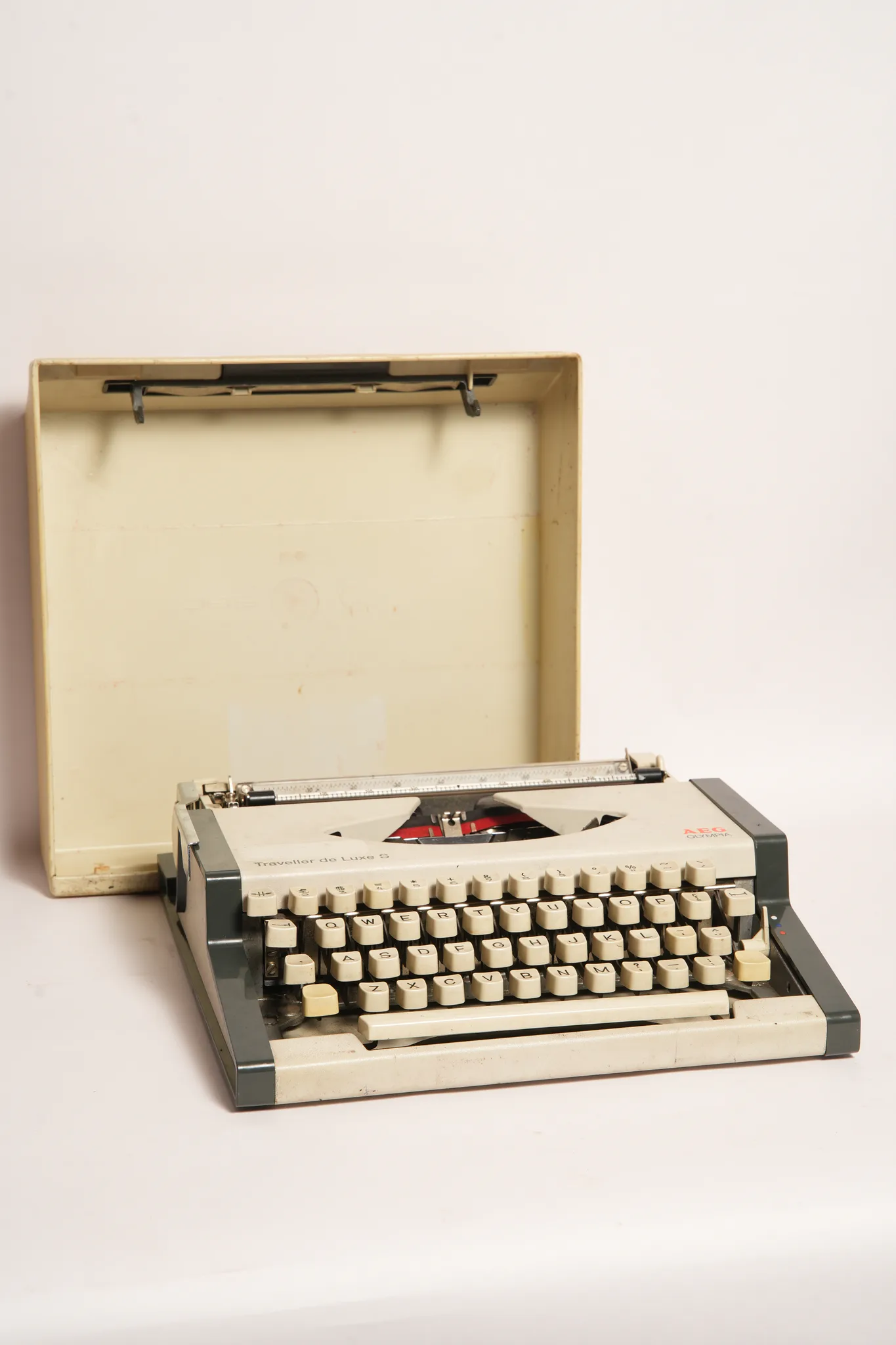 AEG Olympia Traveller de Luxe S Typewriter — photograph