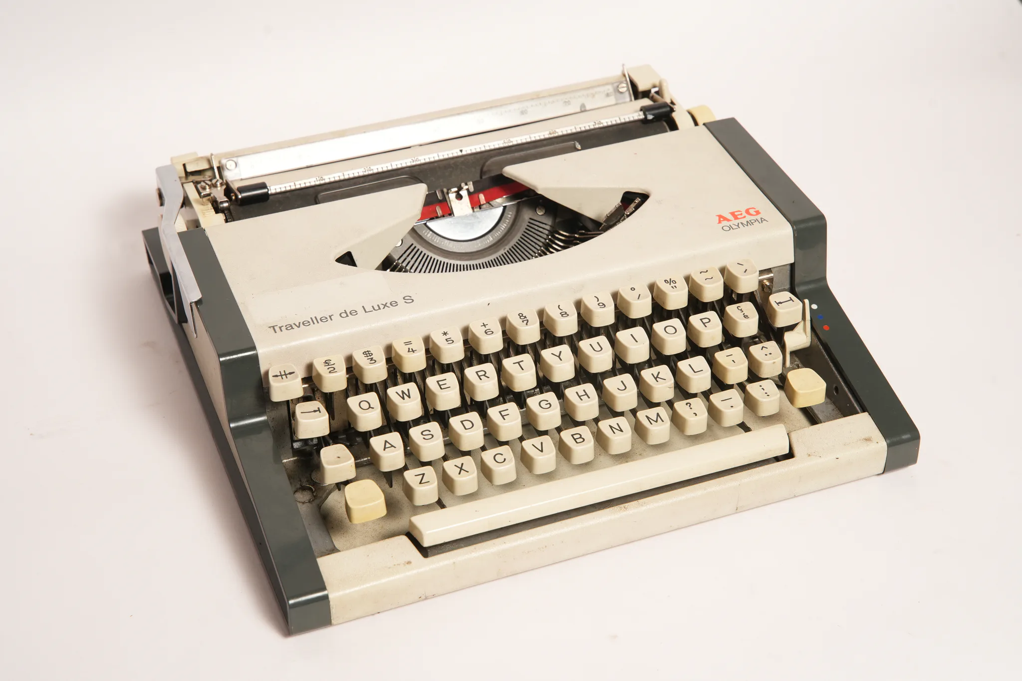 AEG Olympia Traveller de Luxe S Typewriter