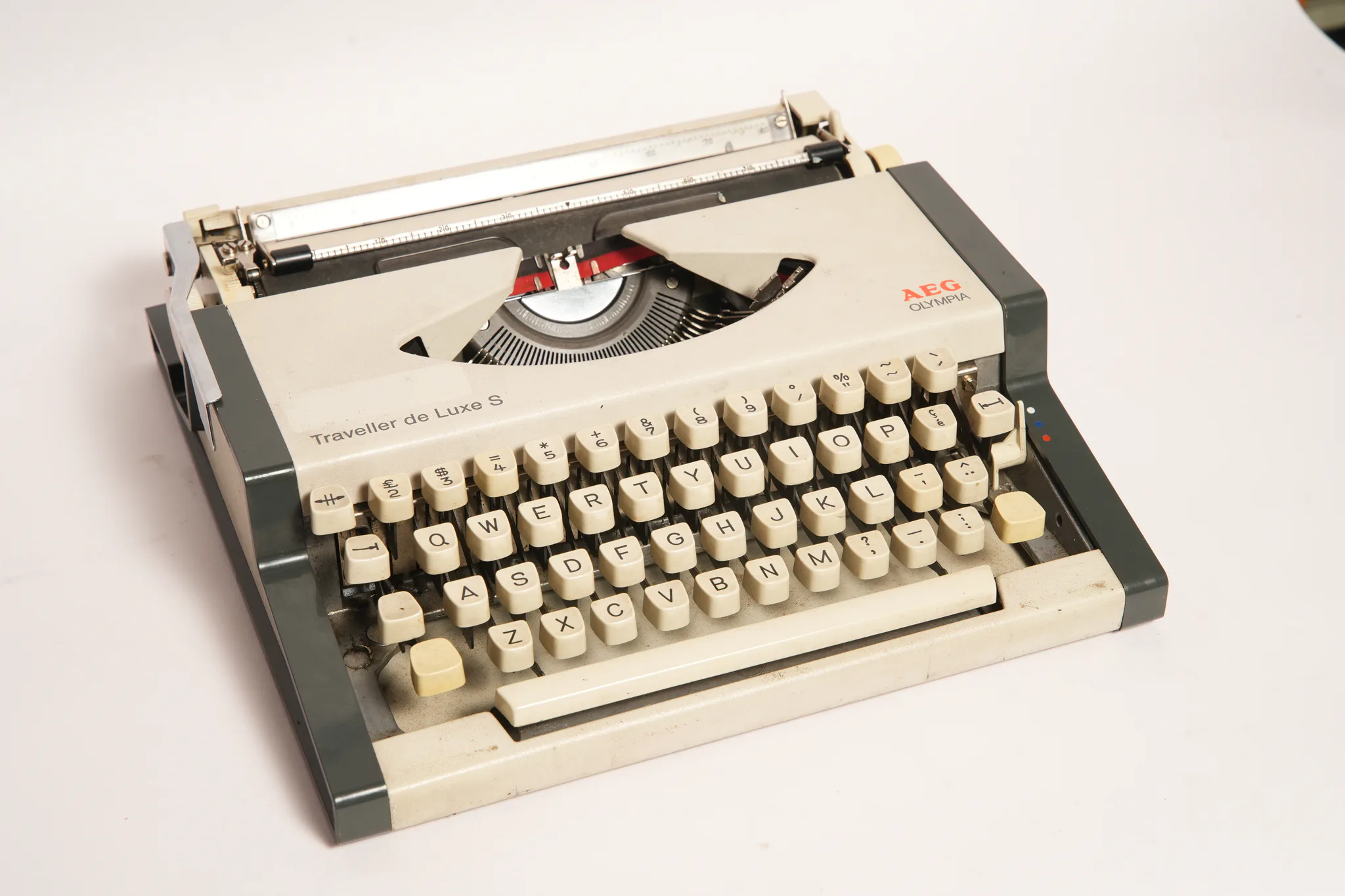 AEG Olympia Traveller de Luxe S Typewriter — photograph