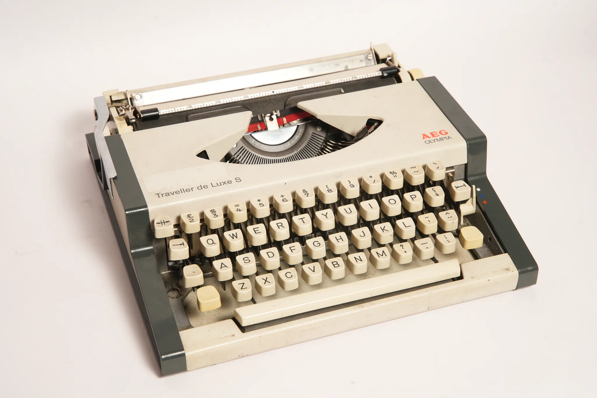 AEG Olympia Traveller de Luxe S Typewriter — photograph
