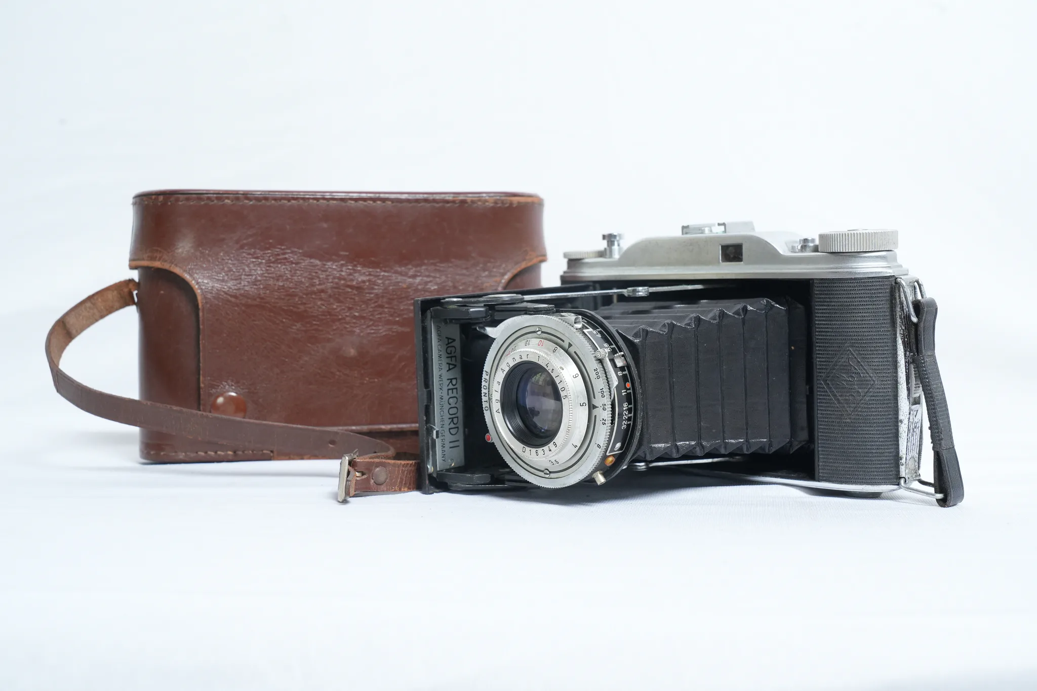 Agfa Record II Vintage Folding Camera — Agfa AG: a tangible chapter of the analog era.