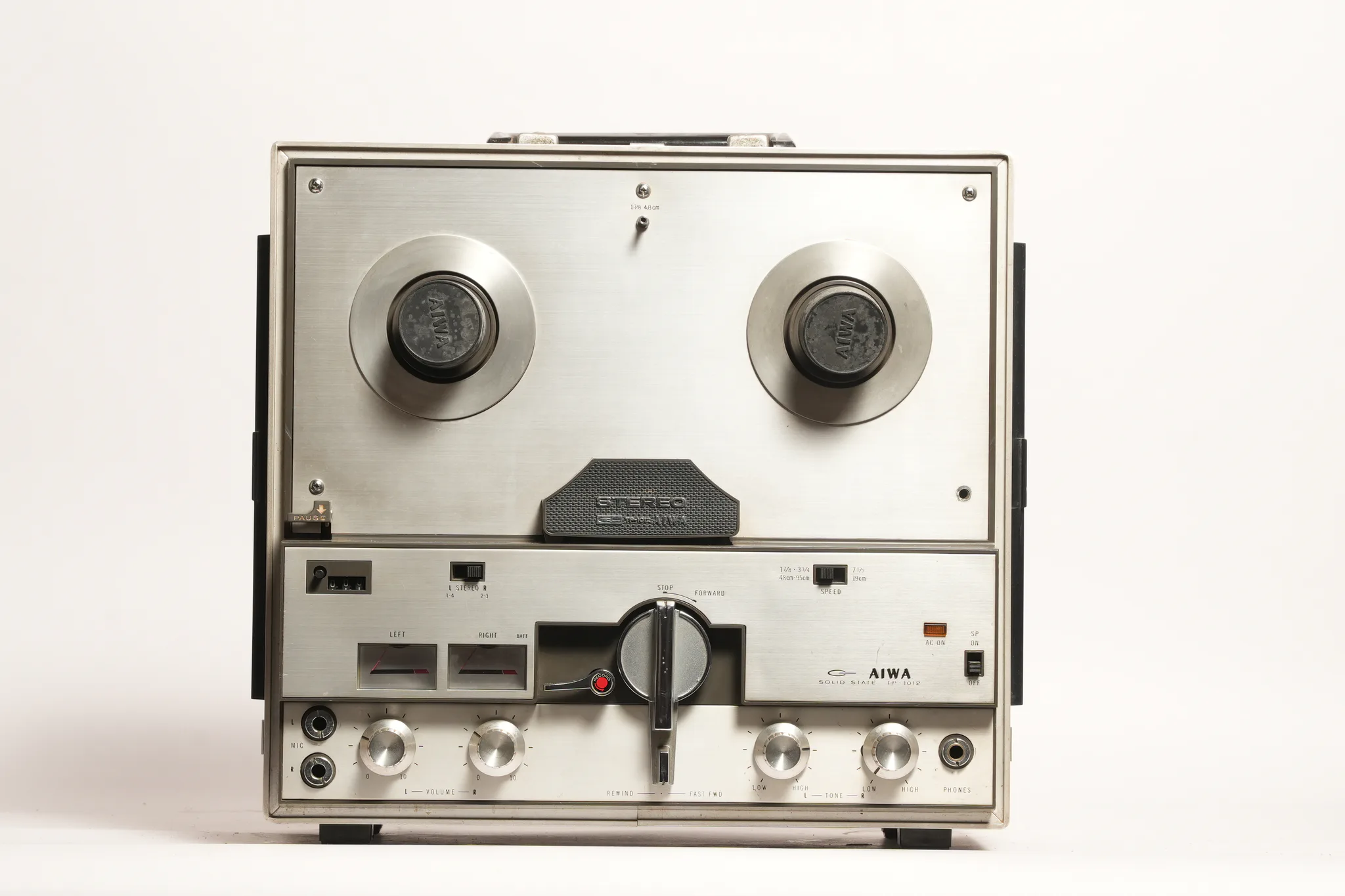 Aiwa TP-1012 Portable Reel-to-Reel Tape Recorder — photograph 3