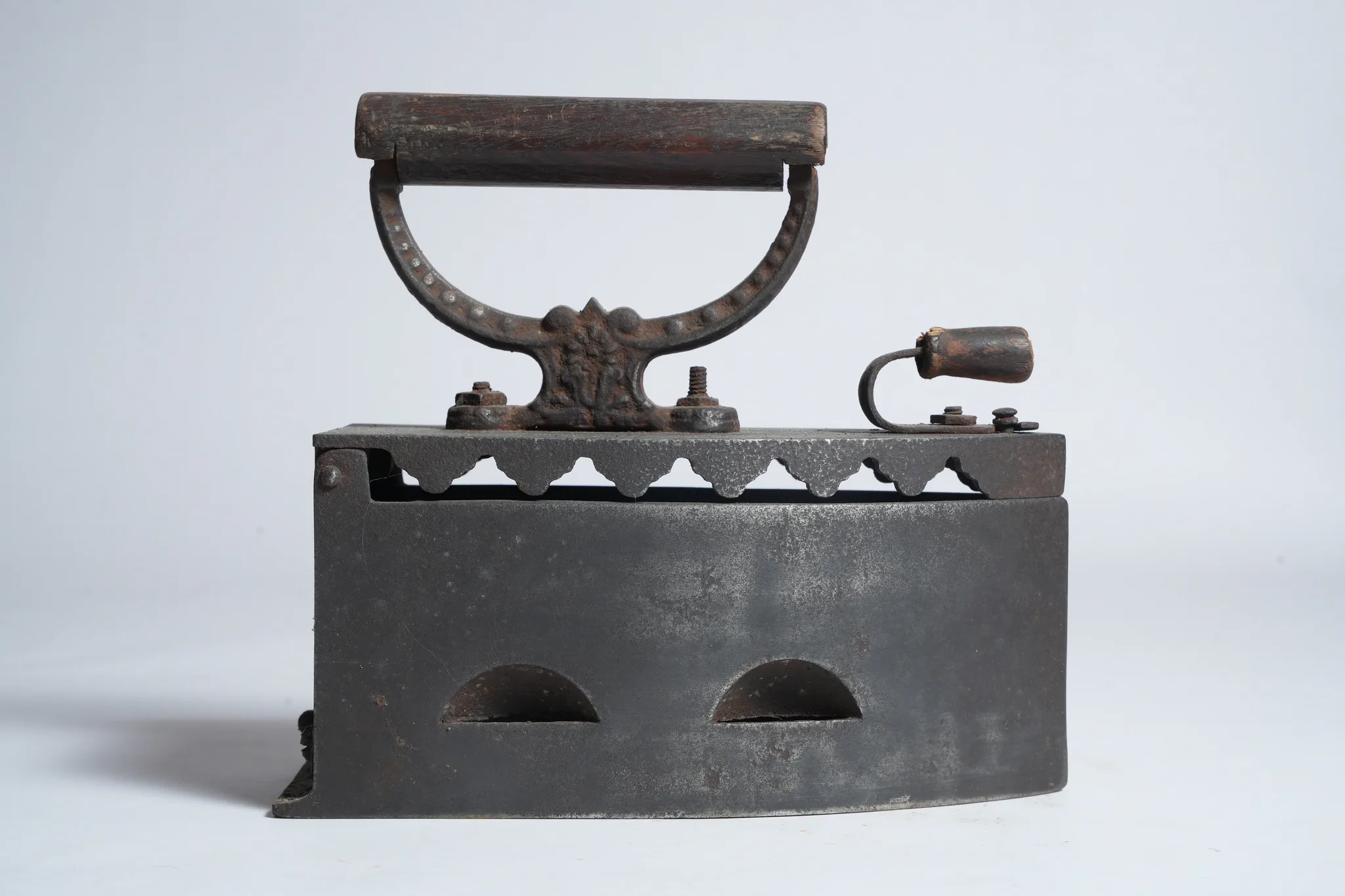 Antique Cast Iron Charcoal Box Iron with Wooden Grip — photograph 1