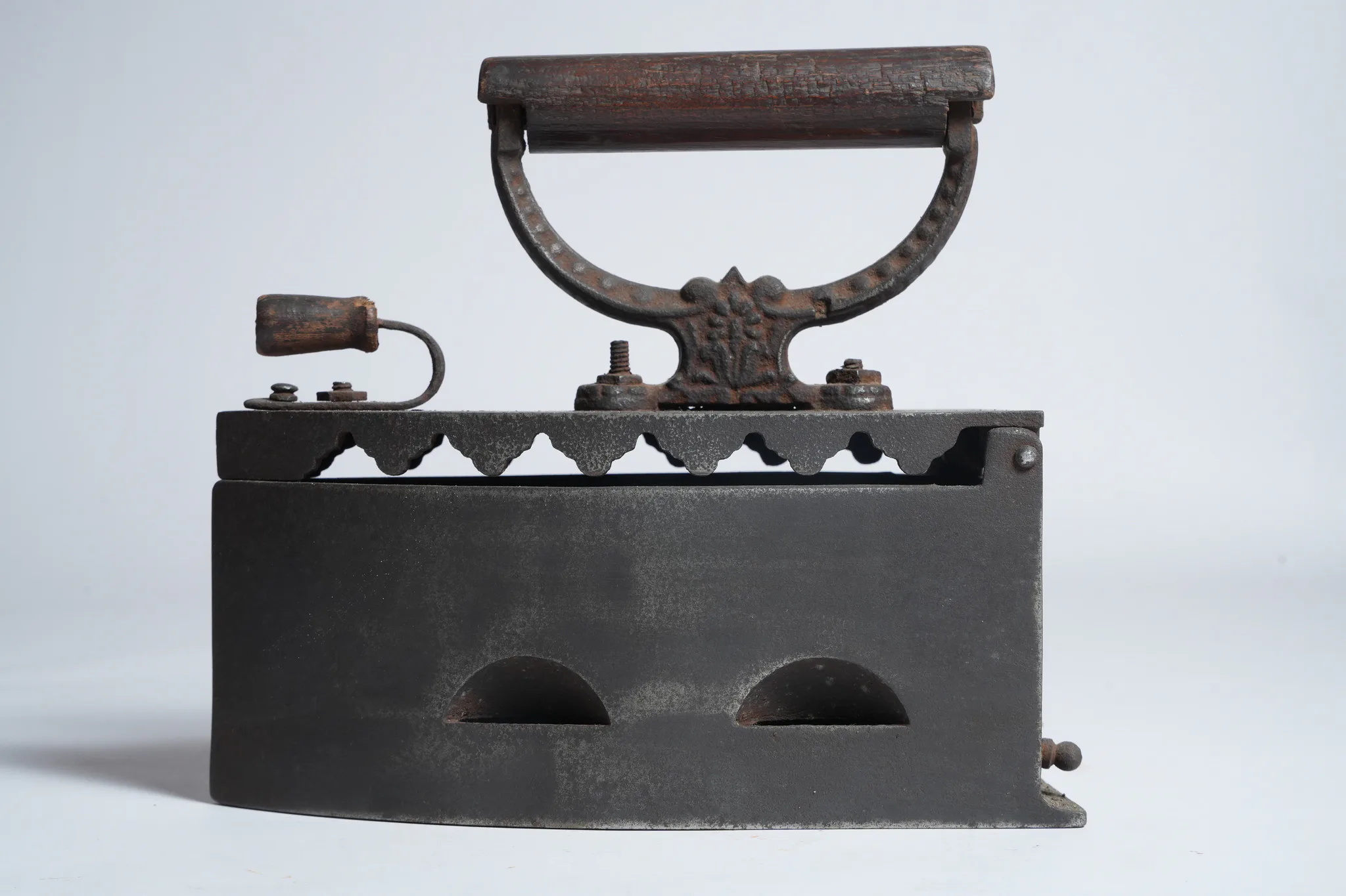 Antique Cast Iron Charcoal Box Iron with Wooden Grip — photograph 3