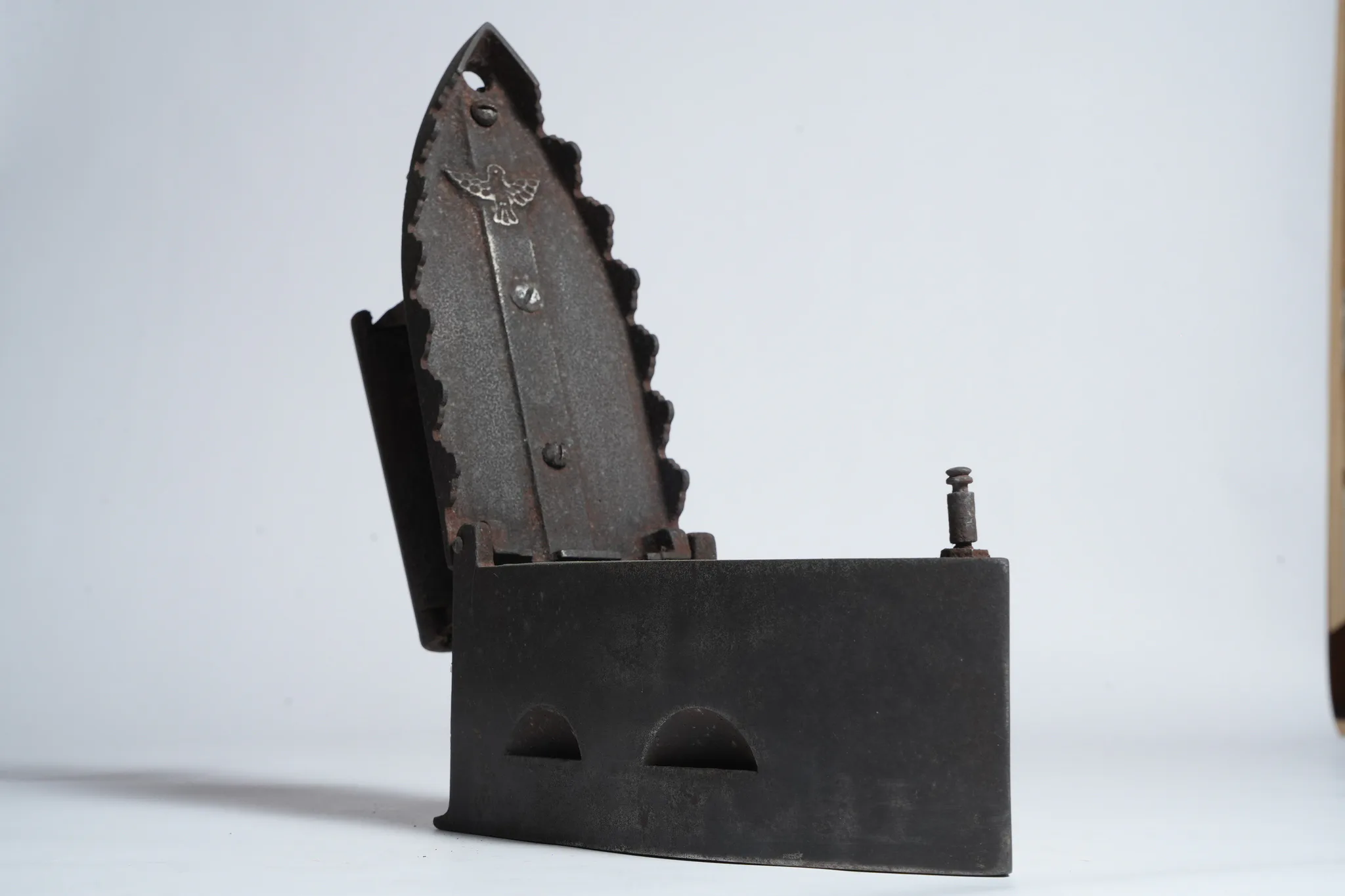 Antique Cast Iron Charcoal Box Iron with Wooden Grip — photograph 4