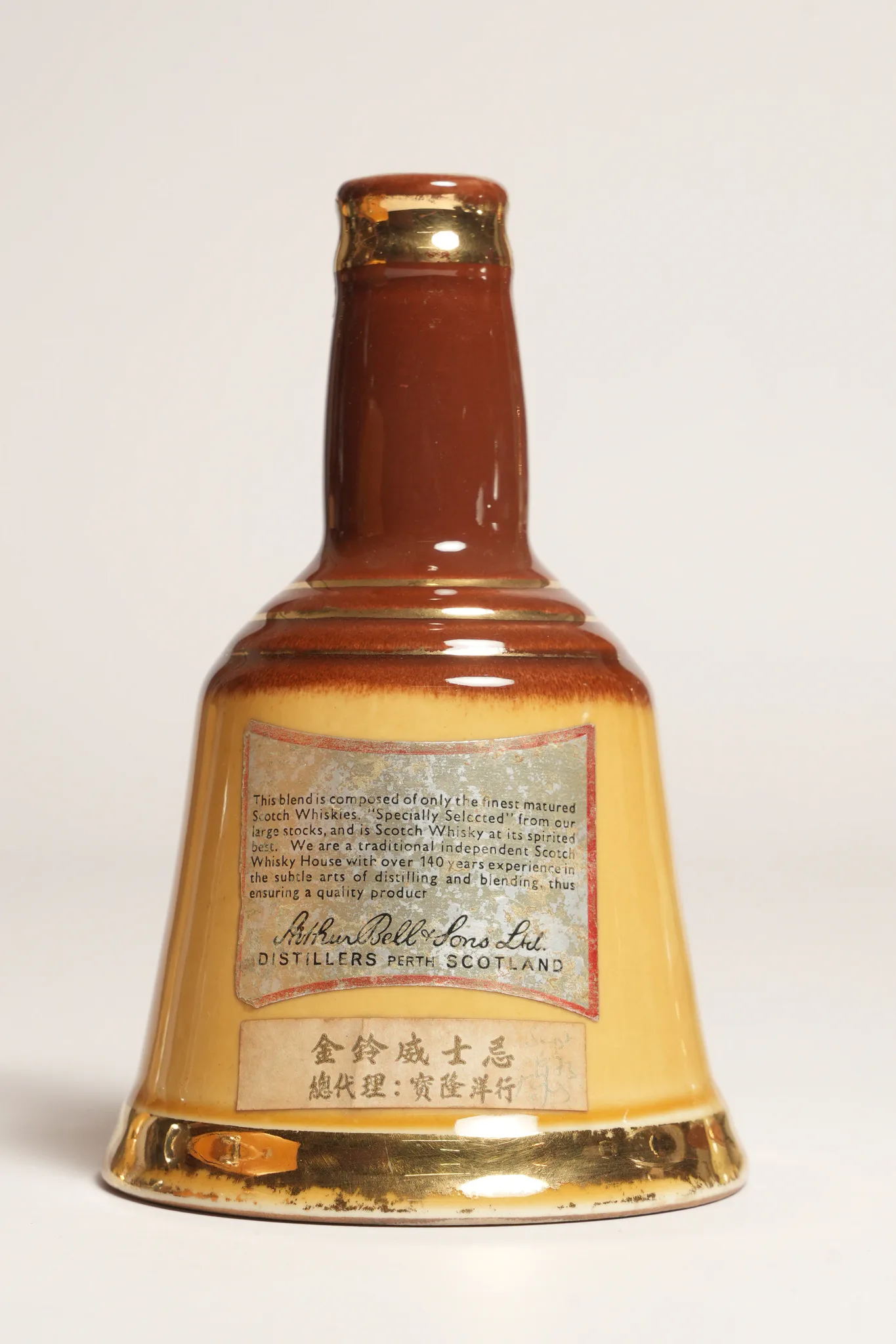 Bell's 8 Year Old Scotch Whisky Wade Ceramic Decanter — photograph 2