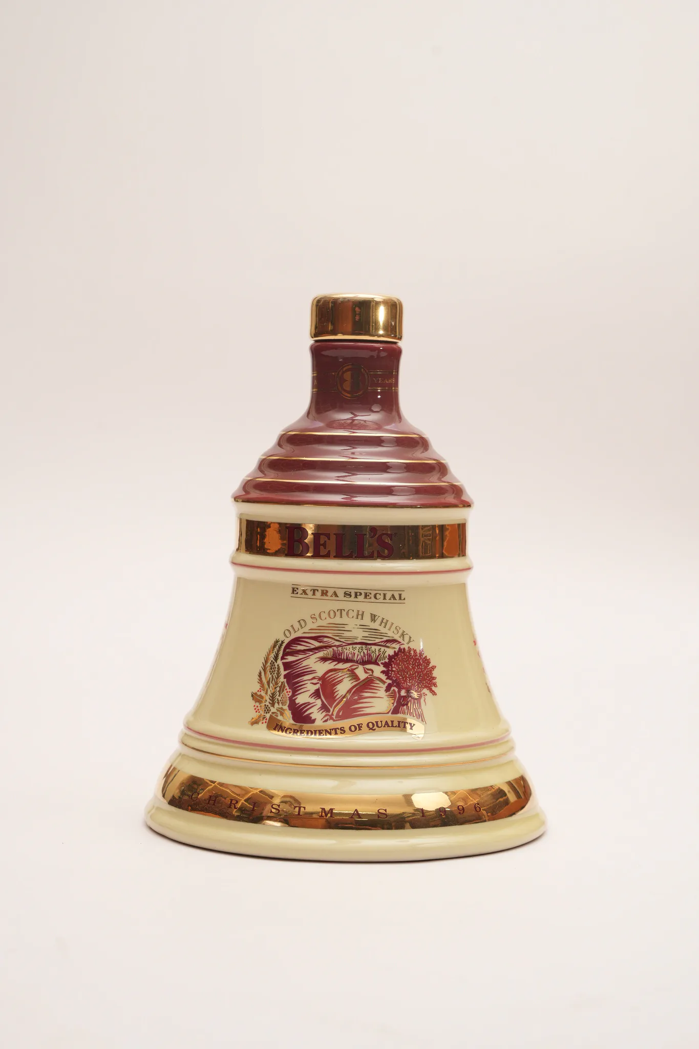 Bell's Extra Special Old Scotch Whisky Christmas 1996 Decanter — photograph