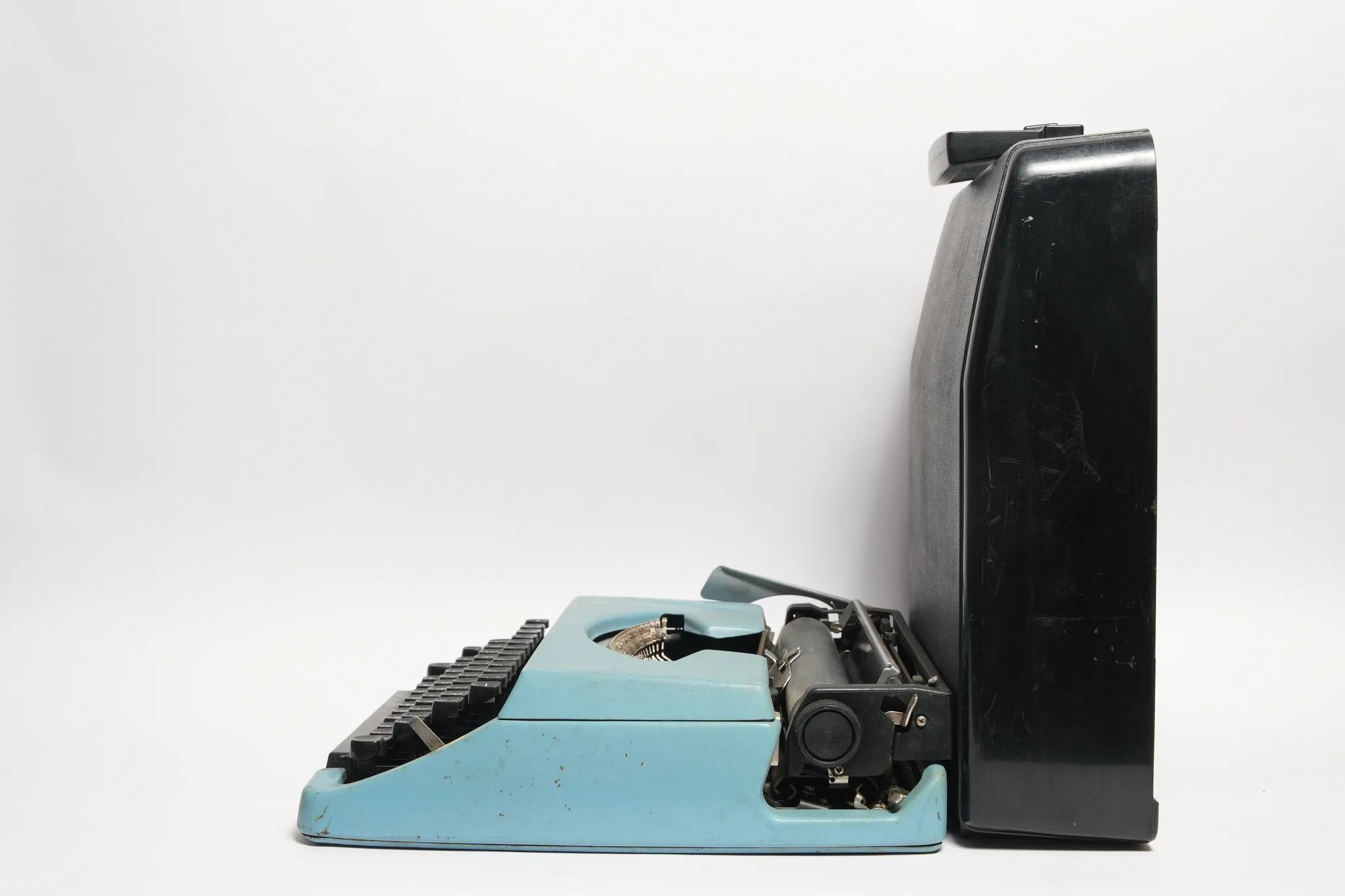 Brother Charger 11 Portable Typewriter (Blue) — photograph