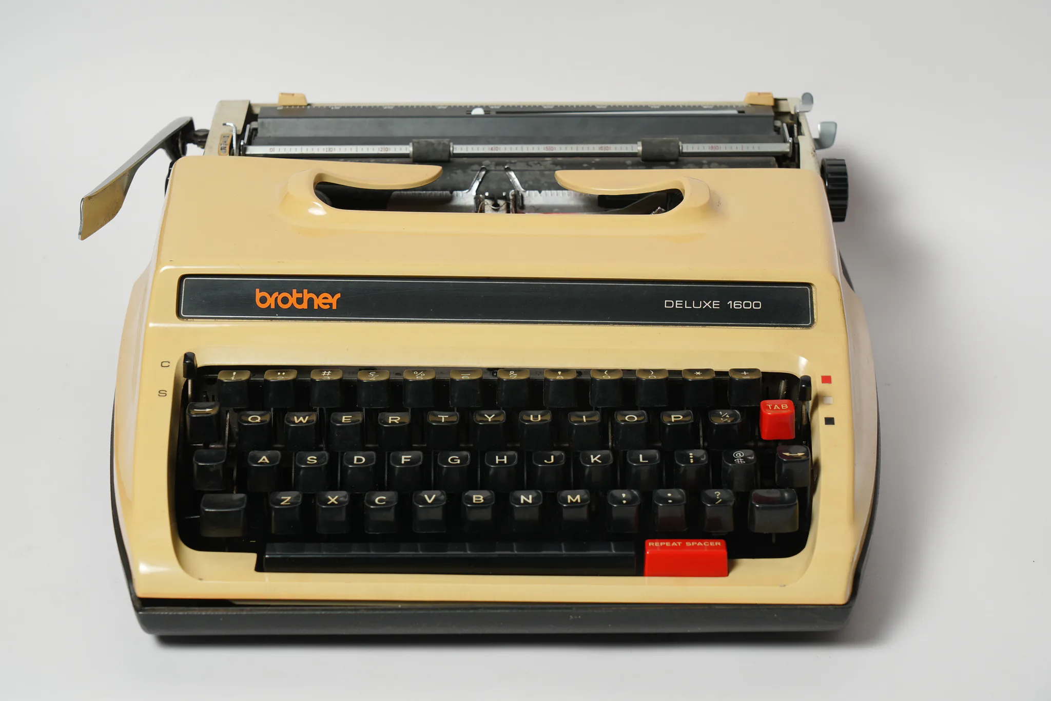 Brother Deluxe 1600 Vintage Mechanical Typewriter — photograph