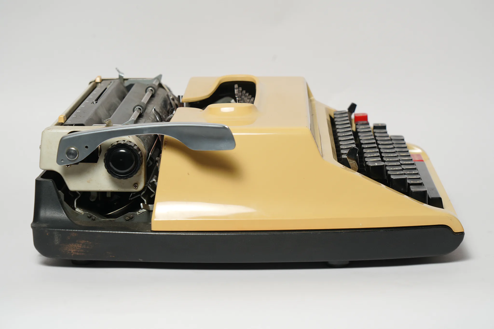 Brother Deluxe 1600 Vintage Mechanical Typewriter — photograph