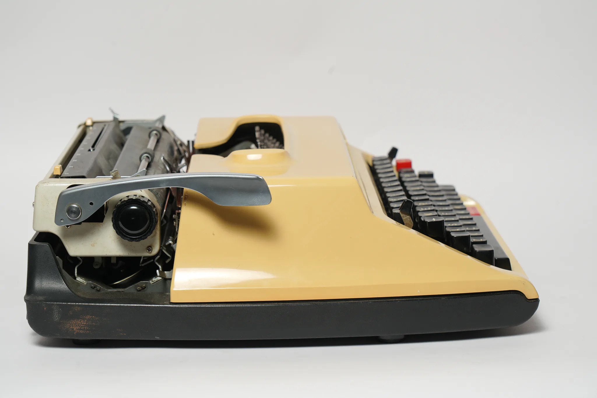 Brother Deluxe 1600 Vintage Mechanical Typewriter — photograph