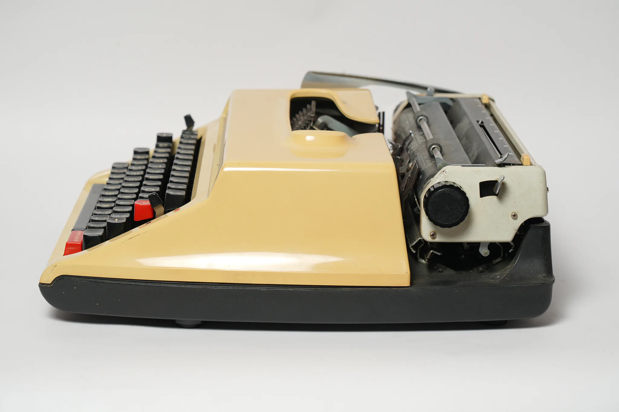 Brother Deluxe 1600 Vintage Mechanical Typewriter — photograph