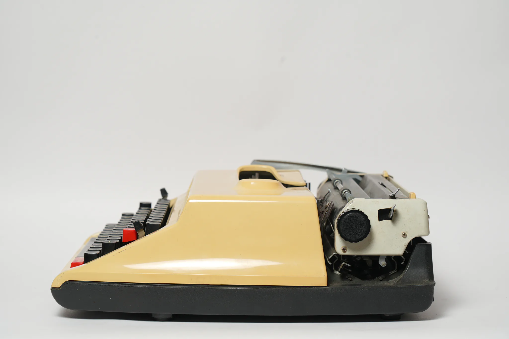 Brother Deluxe 1600 Vintage Mechanical Typewriter — photograph