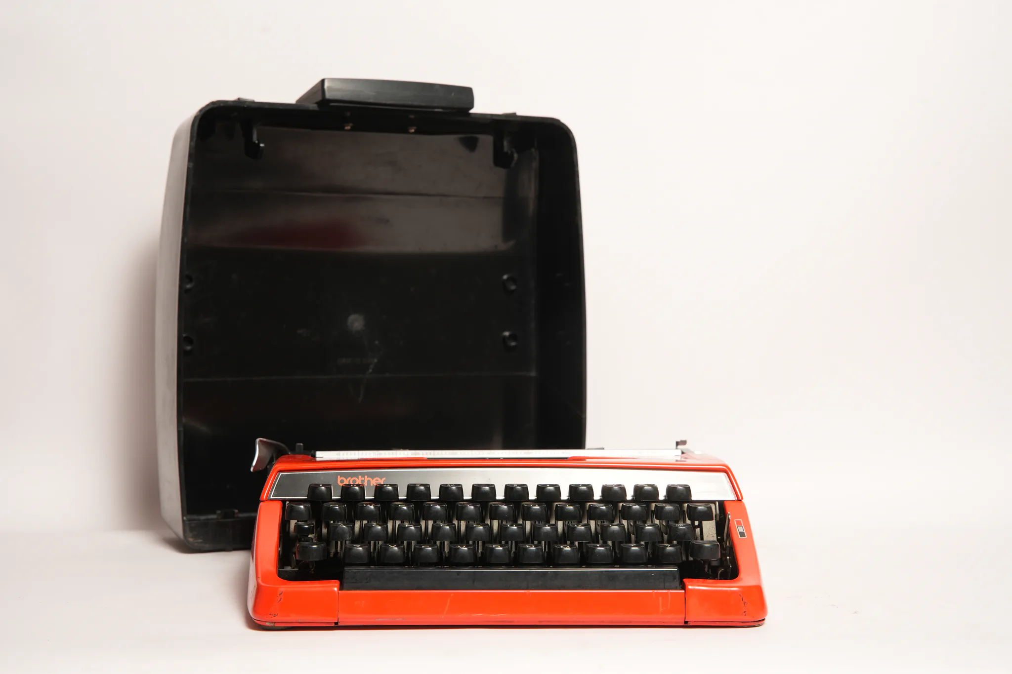 Brother Deluxe 220 Portable Scarlet Red Typewriter — photograph