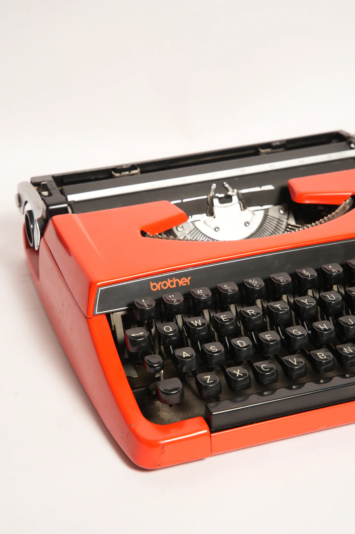 Brother Deluxe 220 Portable Scarlet Red Typewriter — photograph
