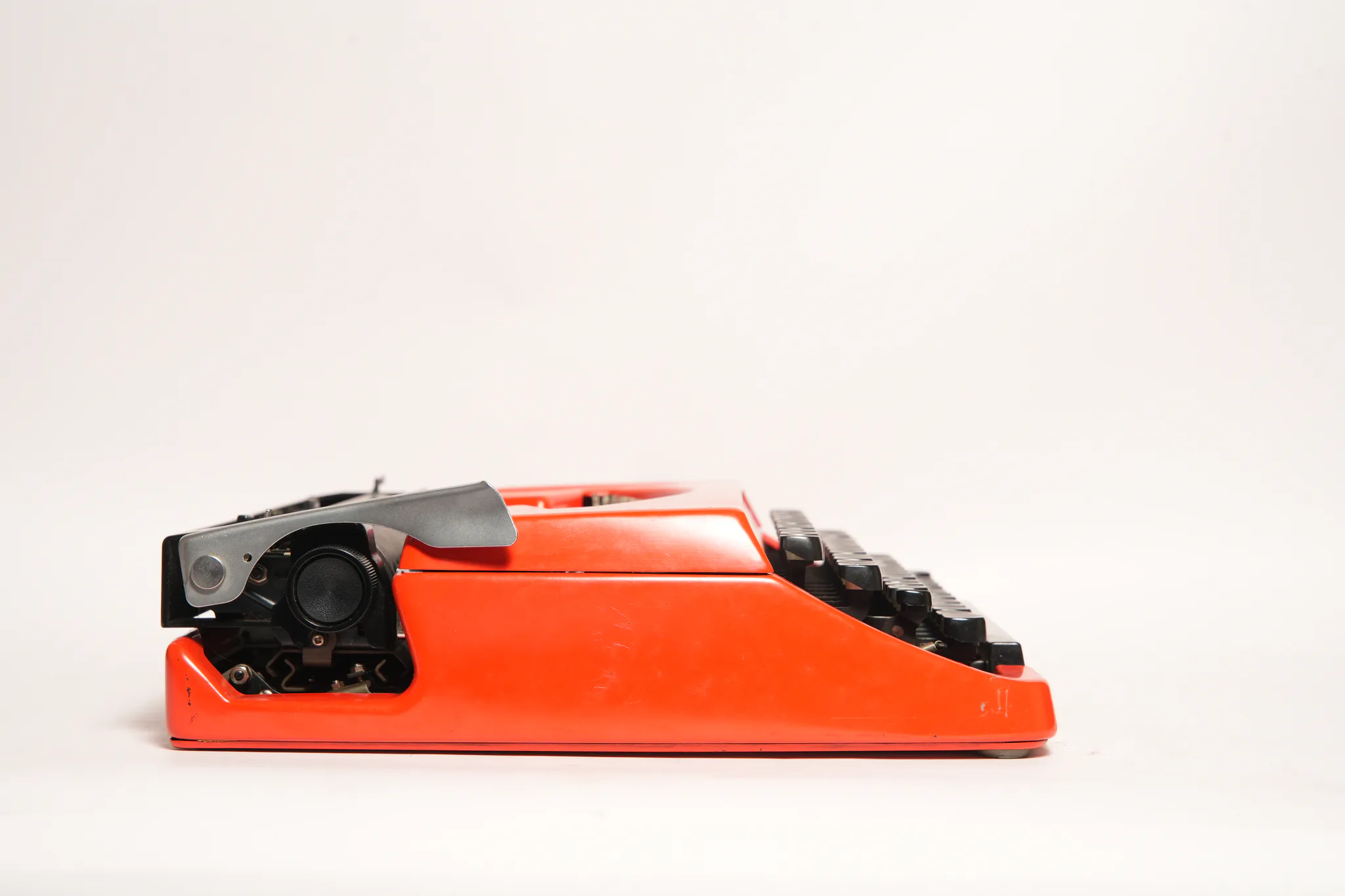 Brother Deluxe 220 Portable Scarlet Red Typewriter — photograph