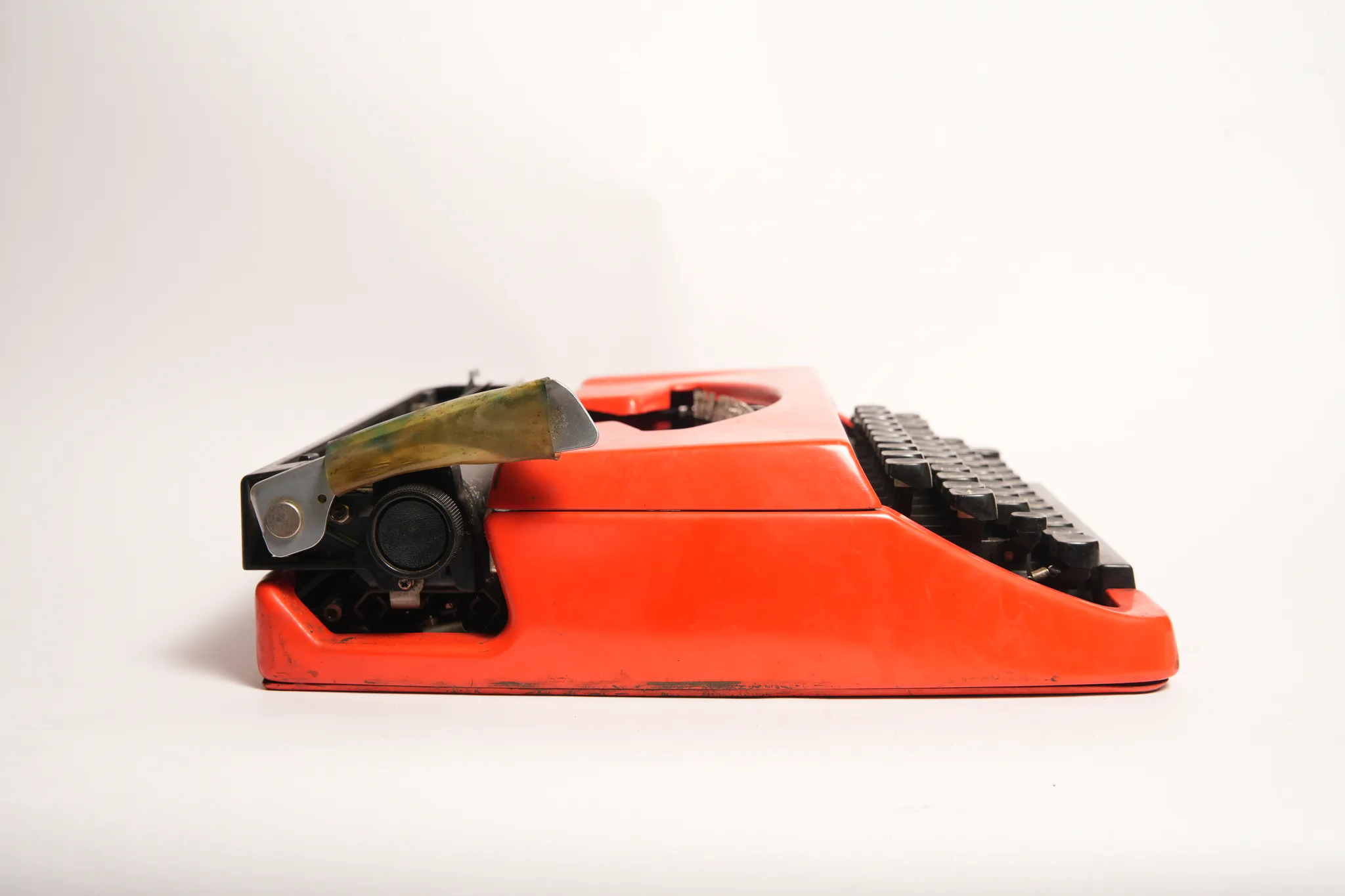 Brother Deluxe 220 Vivid Red Portable Manual Typewriter — photograph