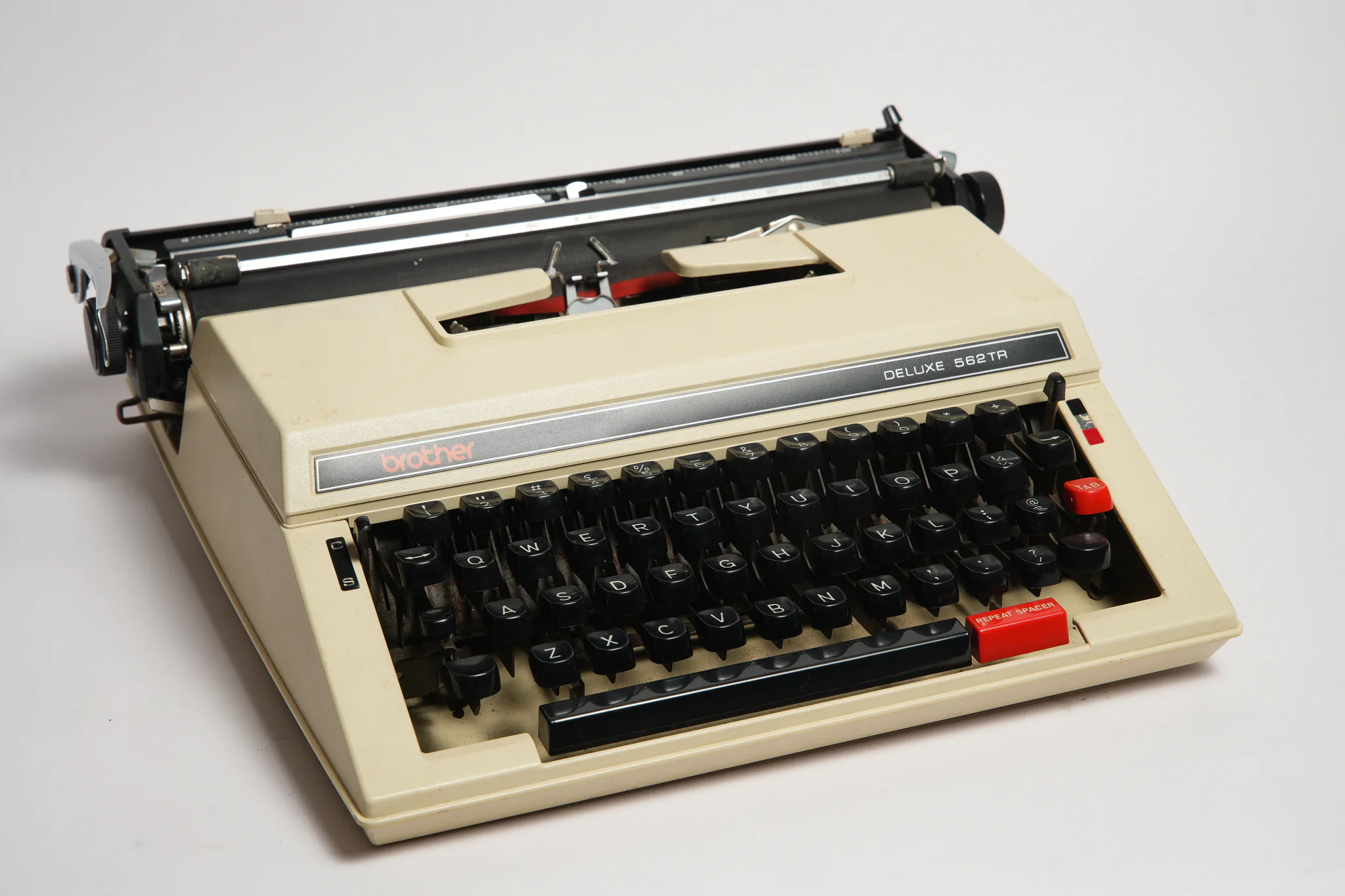 Brother Deluxe 562TR Vintage Portable Typewriter — photograph