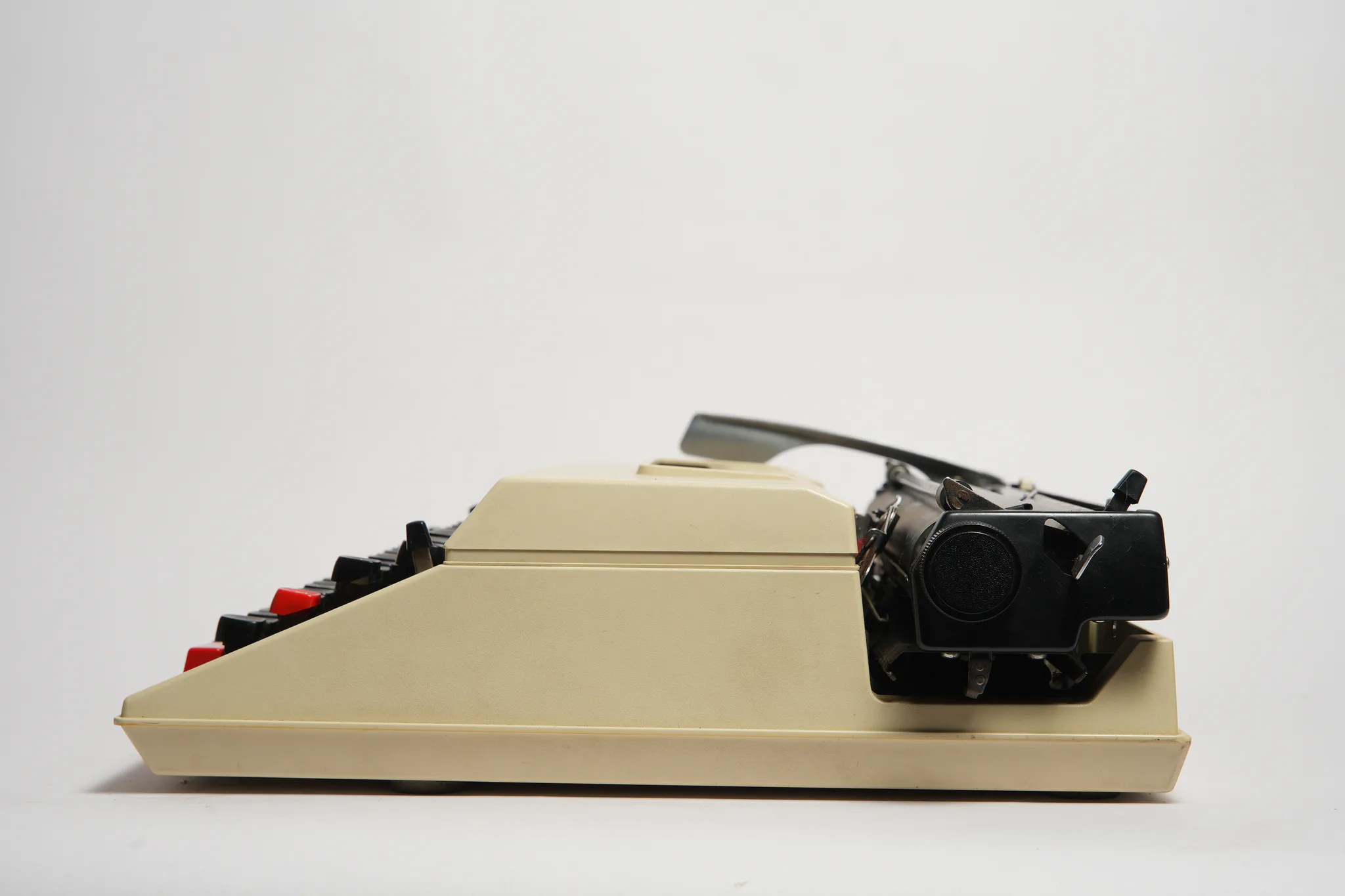 Brother Deluxe 562TR Vintage Portable Typewriter — photograph