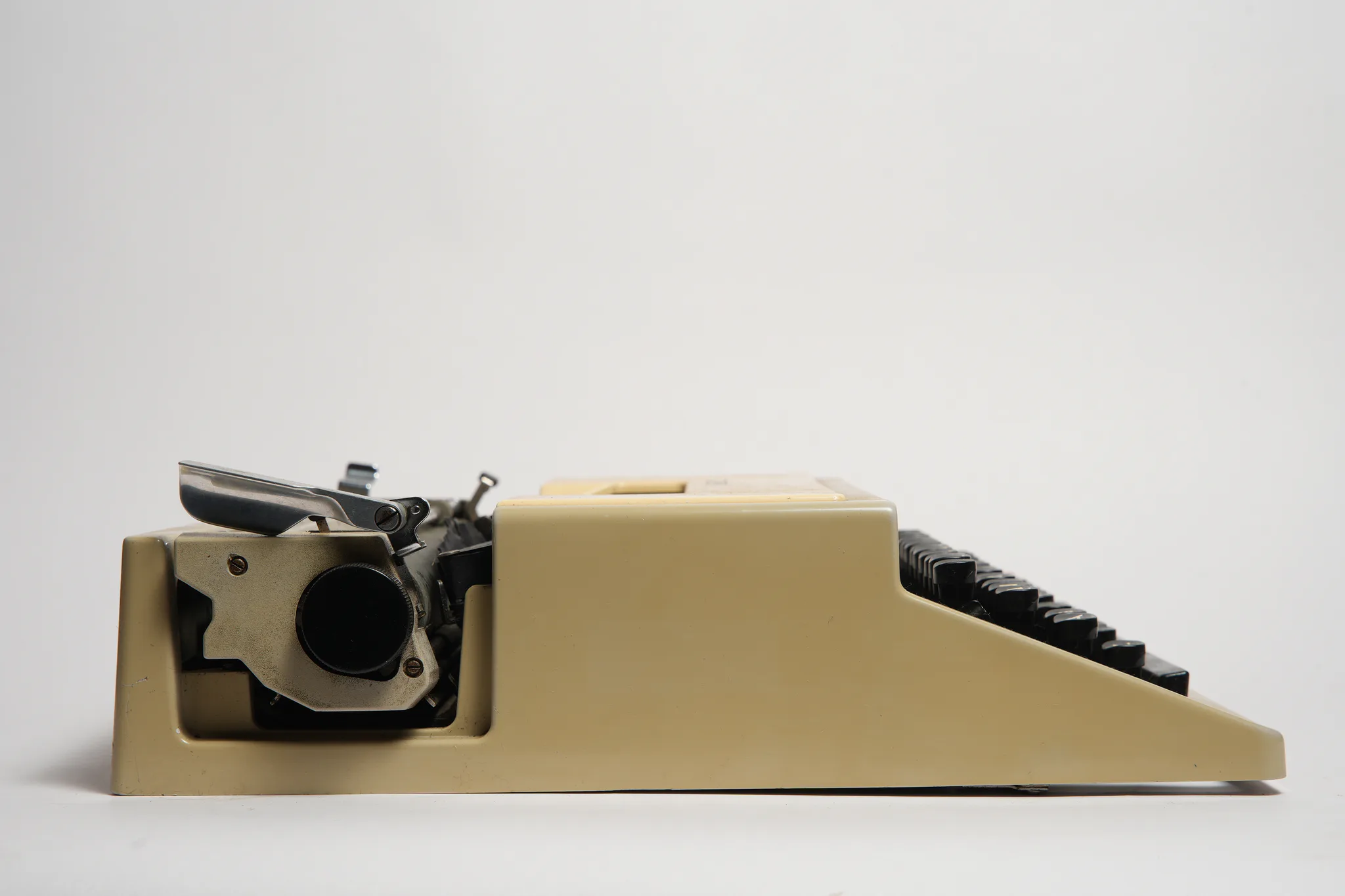 Brother Deluxe 562TR Vintage Portable Typewriter — photograph