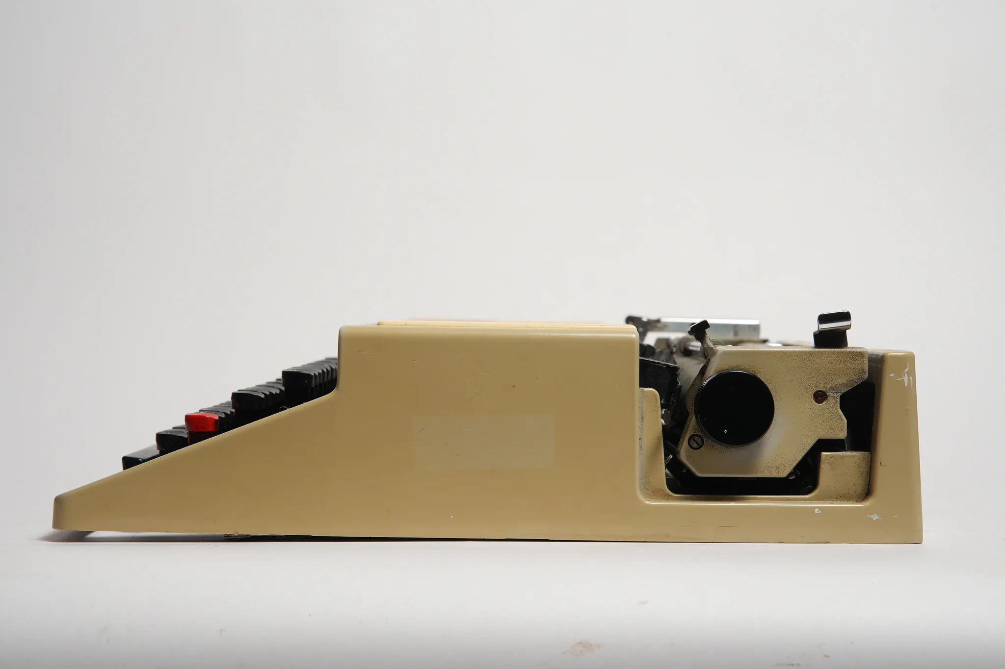 Brother Deluxe 562TR Vintage Portable Typewriter — photograph