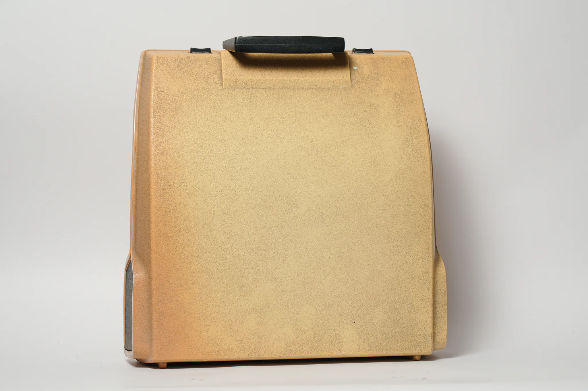 Brother Deluxe 750TR Two-Tone Vintage Typewriter — photograph