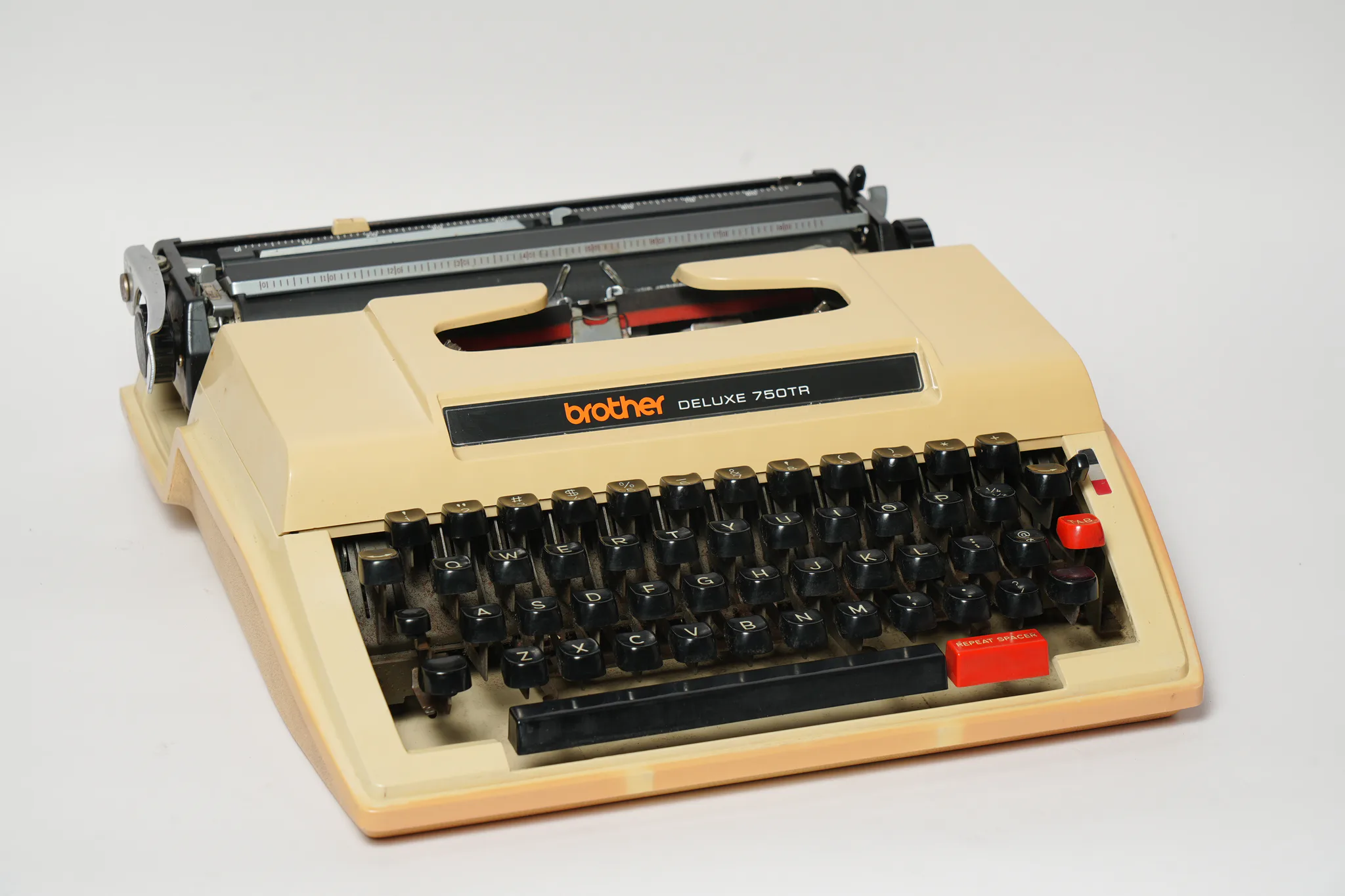 Brother Deluxe 750TR Two-Tone Vintage Typewriter — photograph