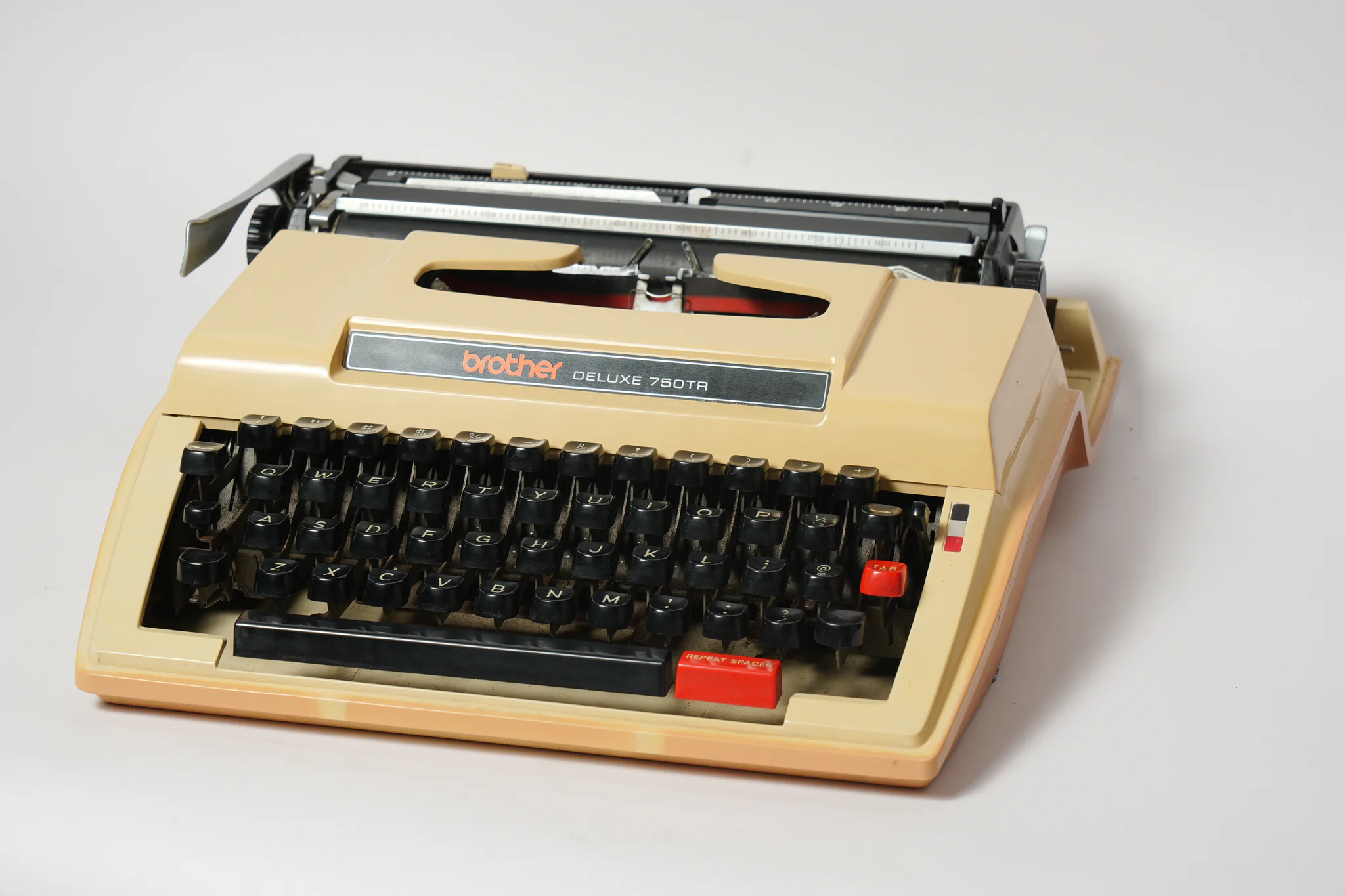 Brother Deluxe 750TR Two-Tone Vintage Typewriter