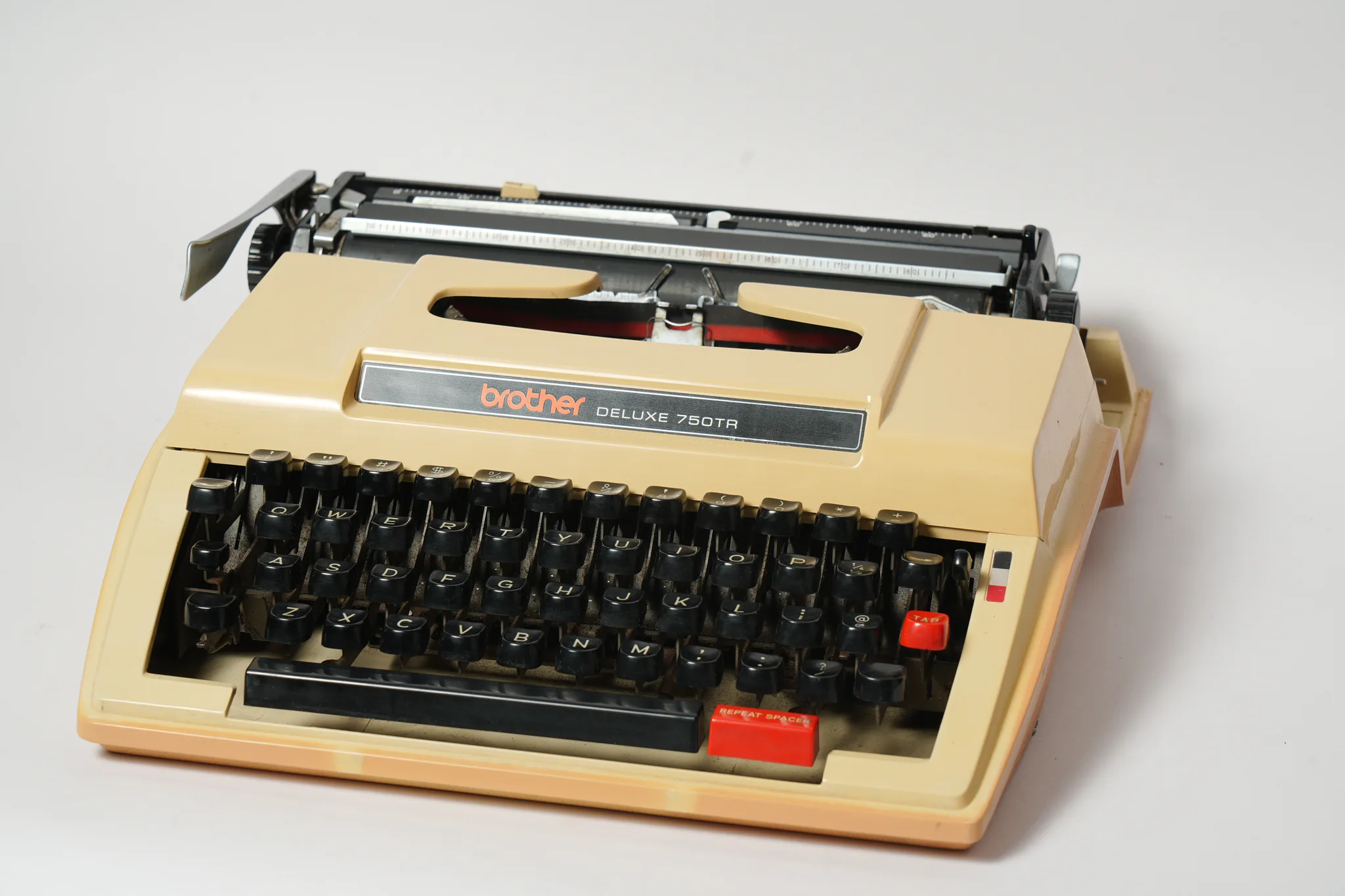 Brother Deluxe 750TR Two-Tone Vintage Typewriter — photograph