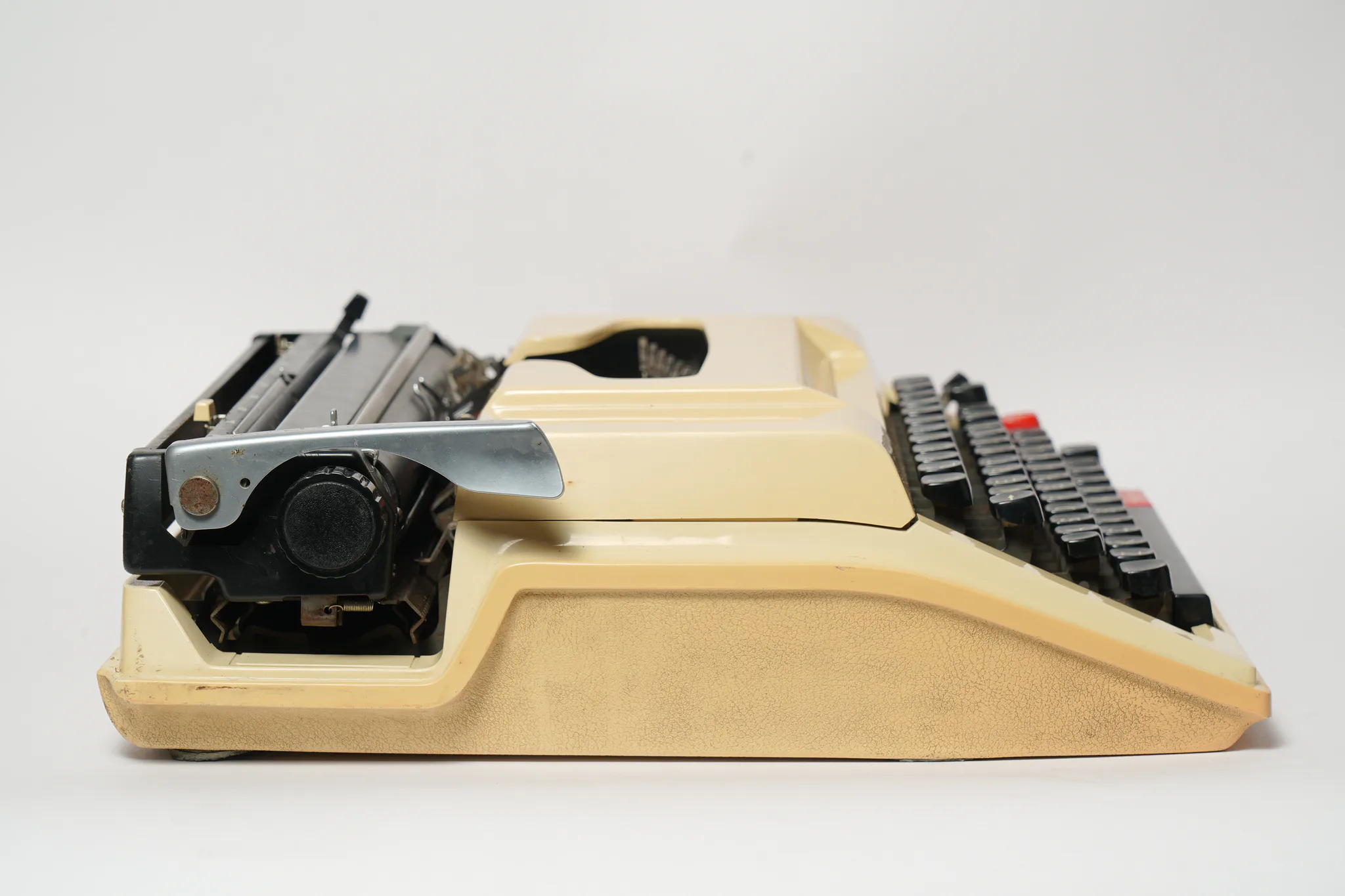 Brother Deluxe 750TR Two-Tone Vintage Typewriter — photograph