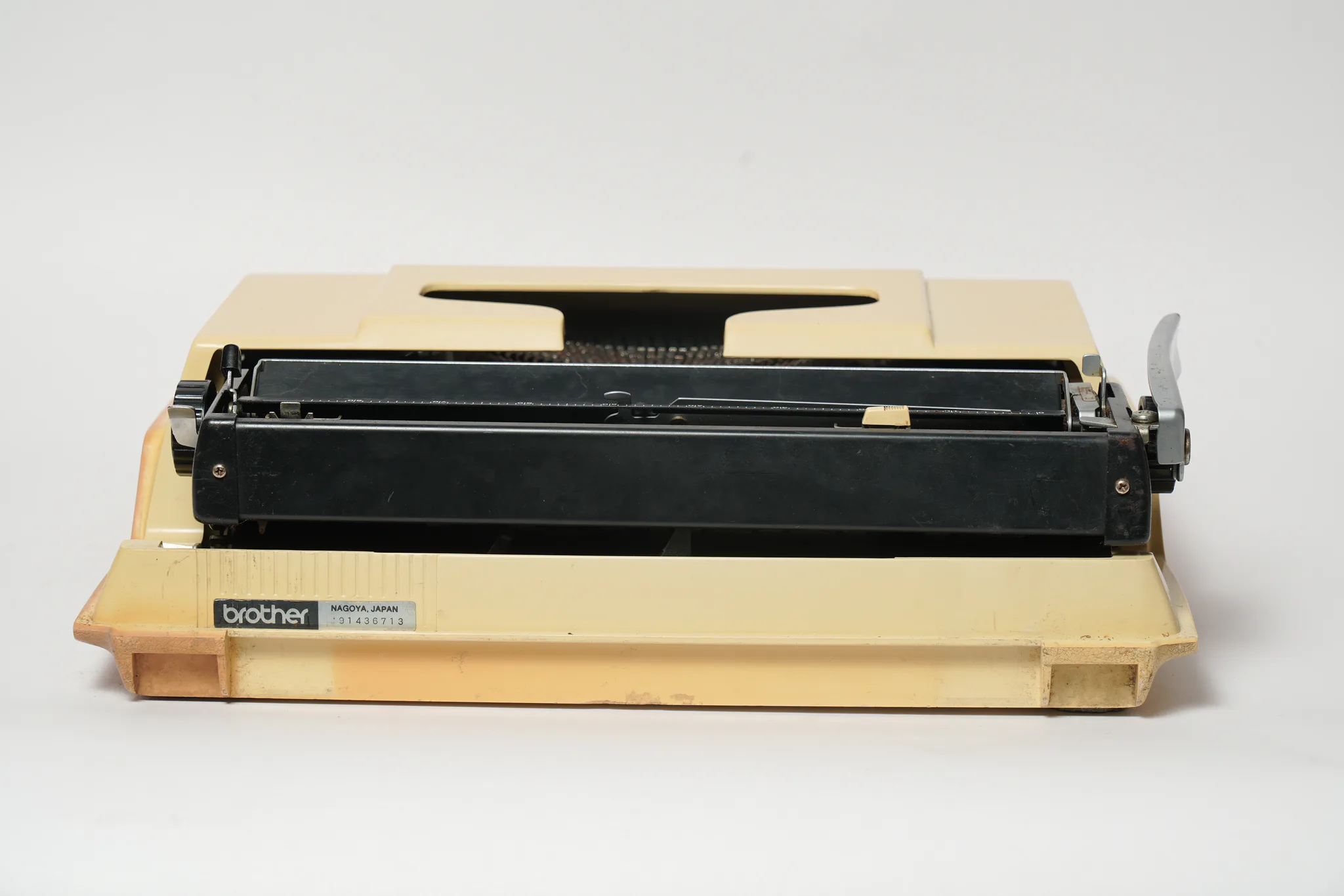 Brother Deluxe 750TR Two-Tone Vintage Typewriter — photograph