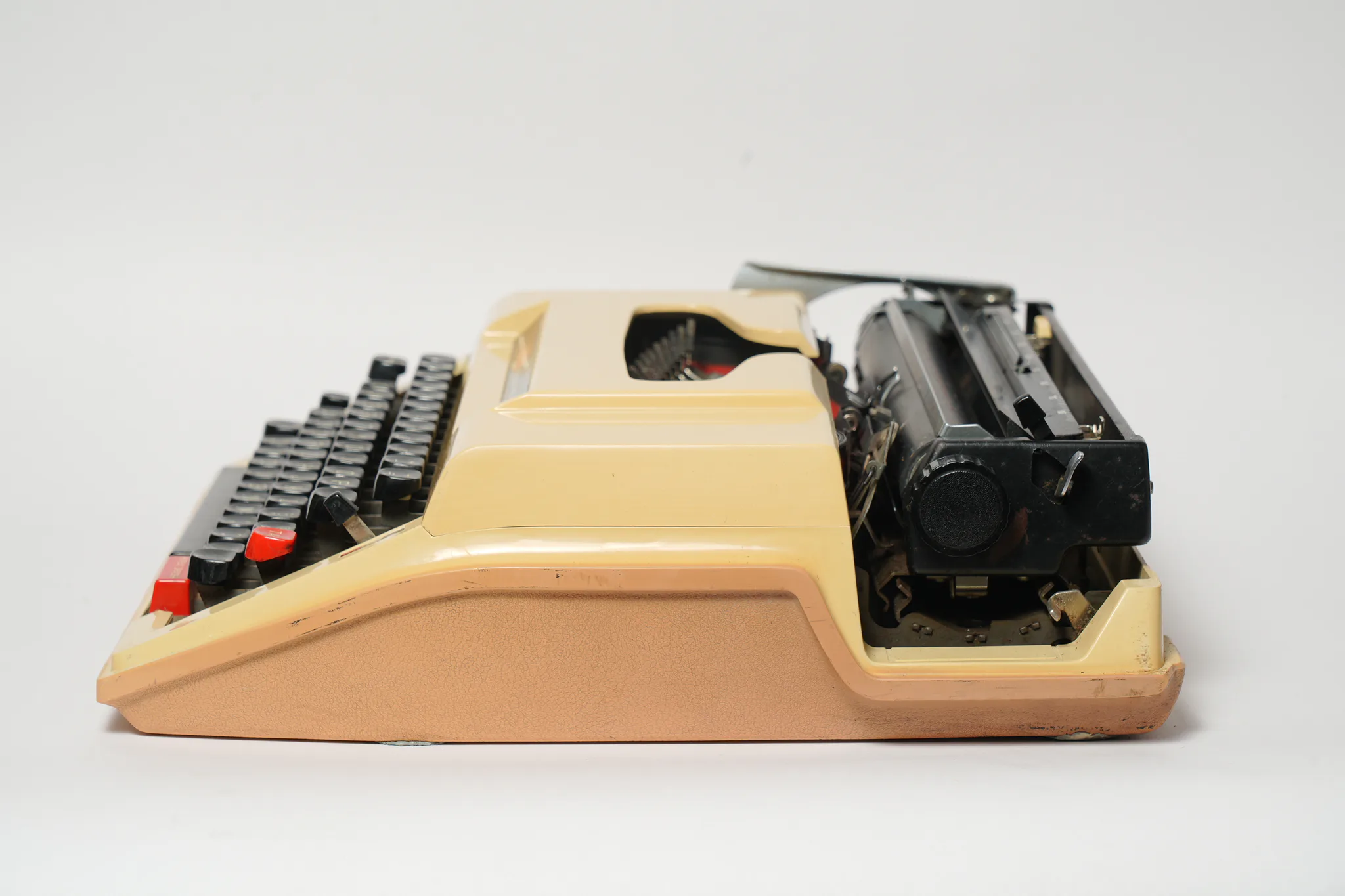 Brother Deluxe 750TR Two-Tone Vintage Typewriter — photograph