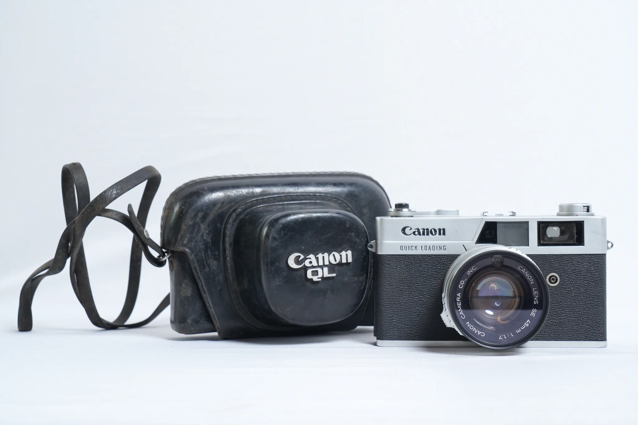 Canon QL Vintage Rangefinder Camera — photograph