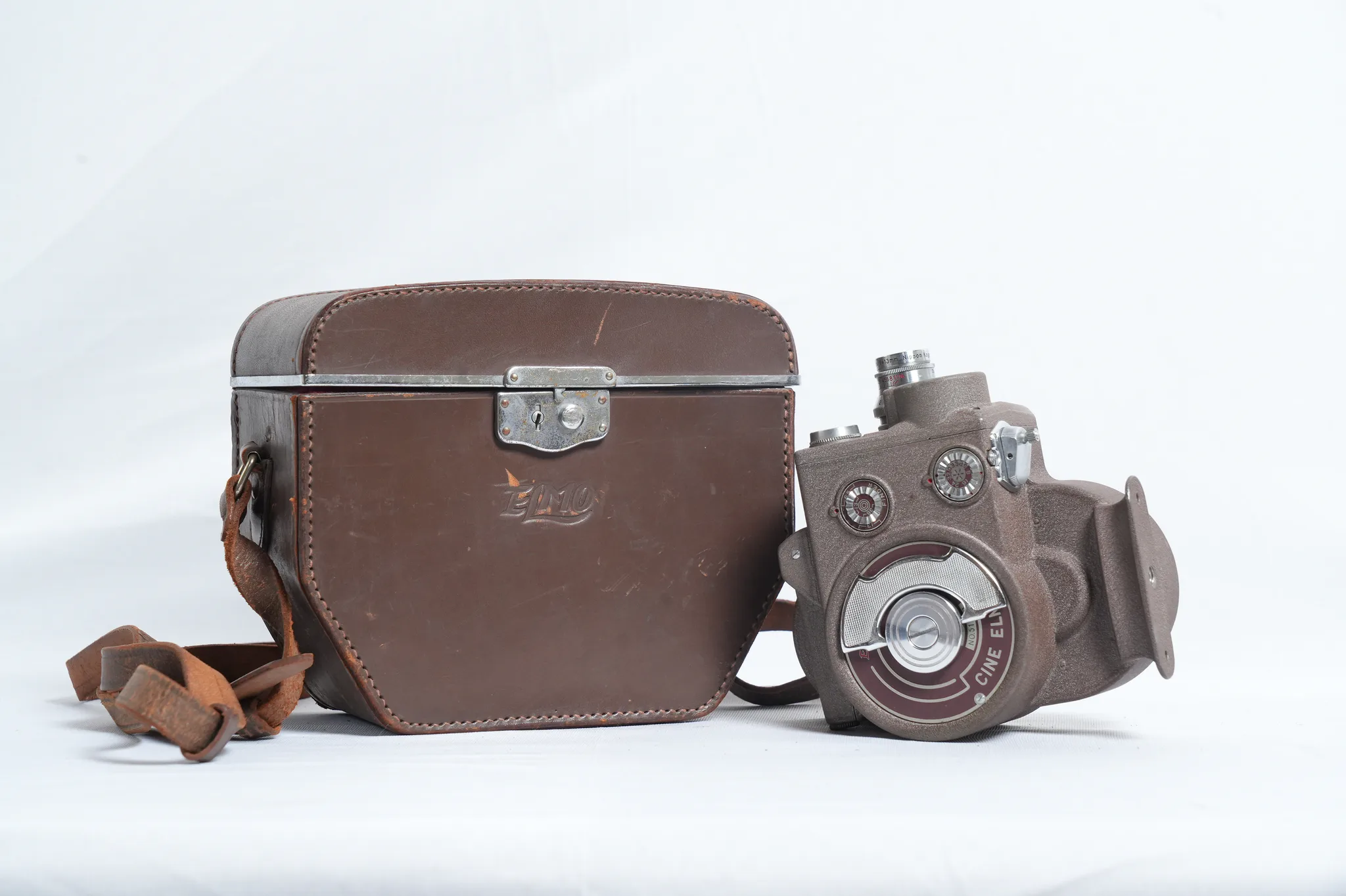 Elmo Cine 8-A 8mm Motion Picture Camera with Case — photograph 2