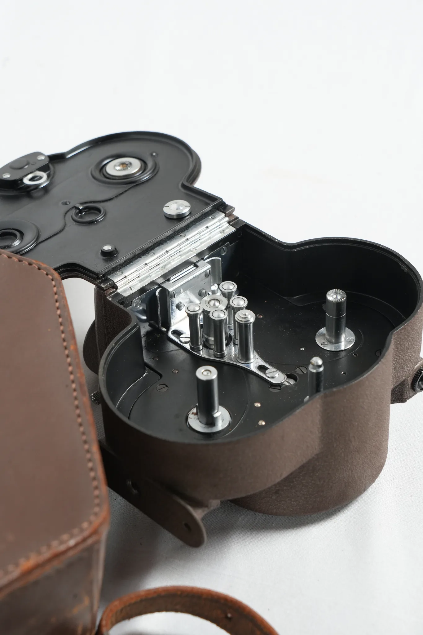 Elmo Cine 8-A 8mm Motion Picture Camera with Case — photograph 5