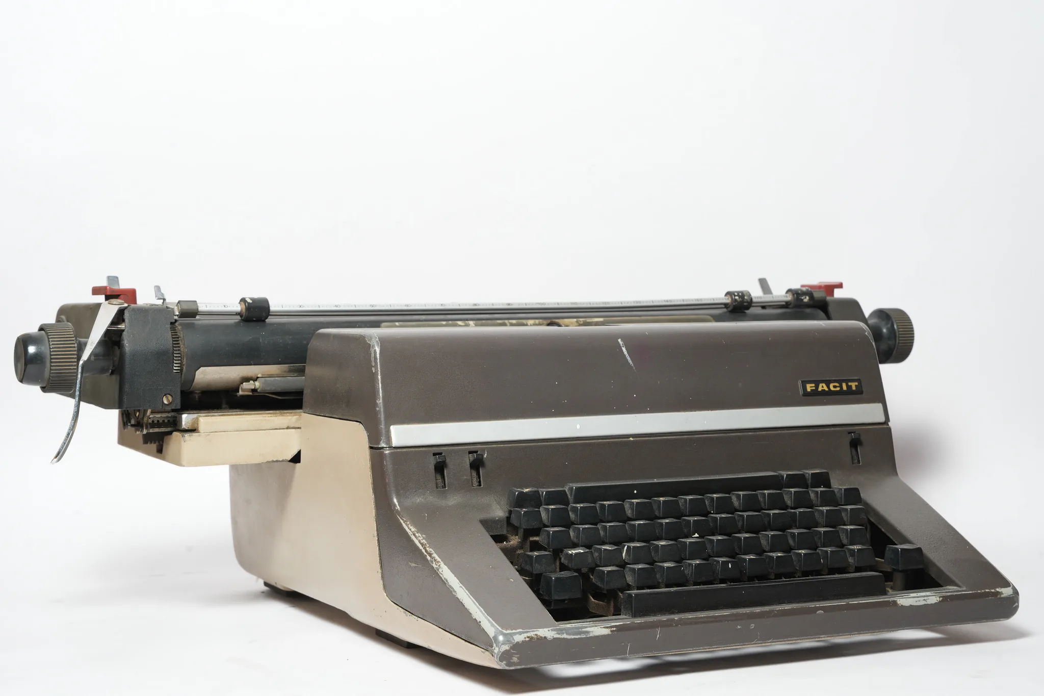Facit 1730 Standard Manual Typewriter — photograph 1