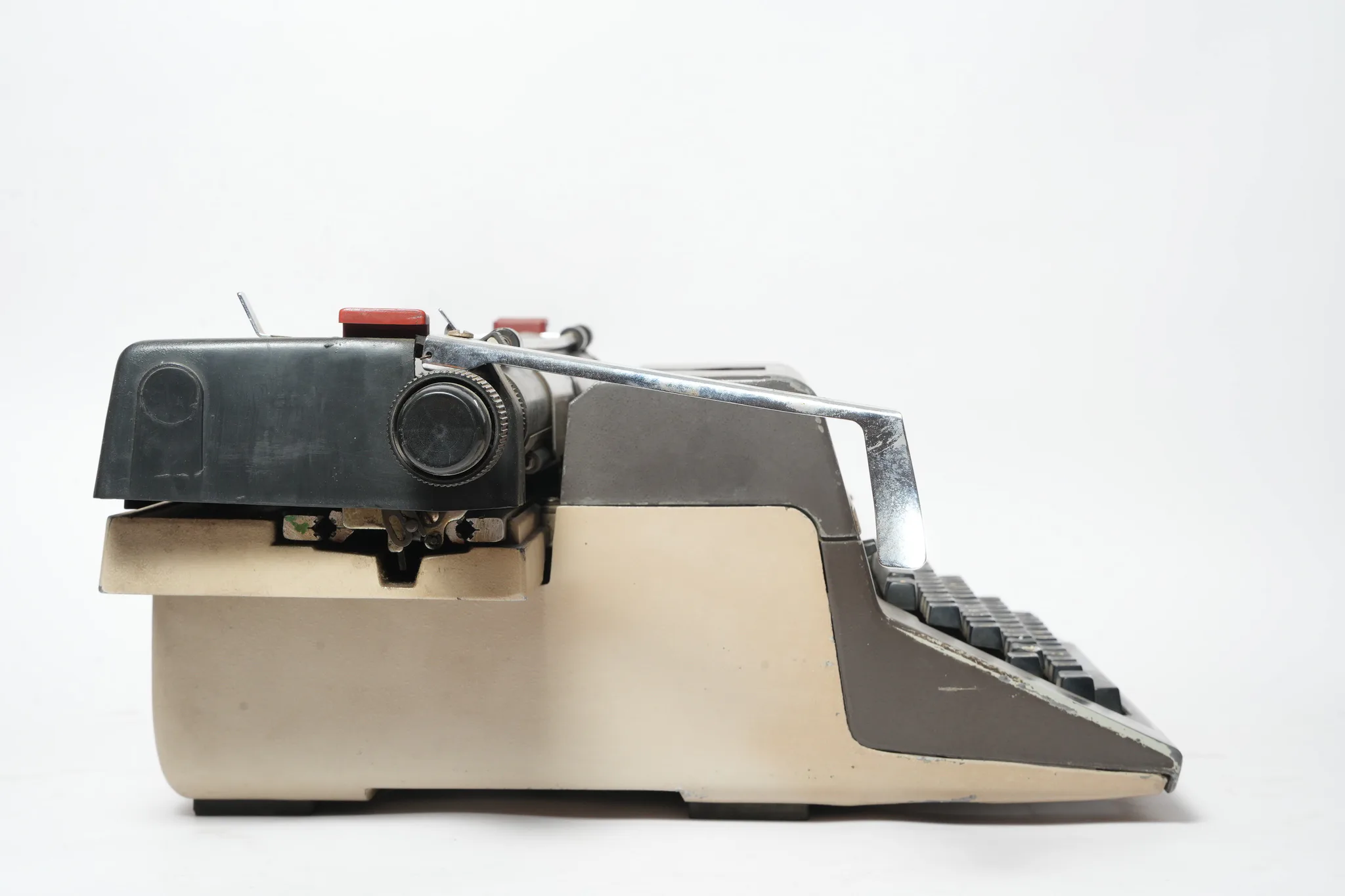 Facit 1730 Standard Manual Typewriter — photograph 2