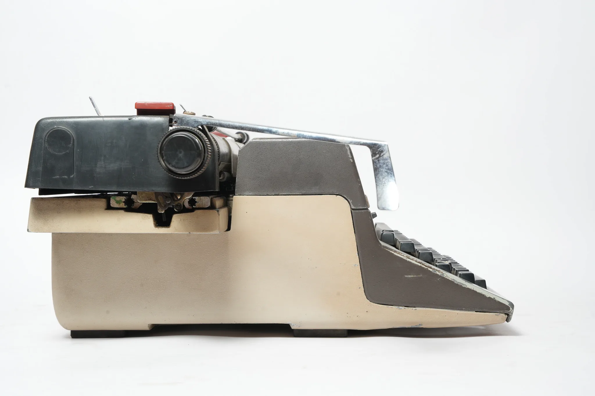 Facit 1730 Standard Manual Typewriter — photograph 3