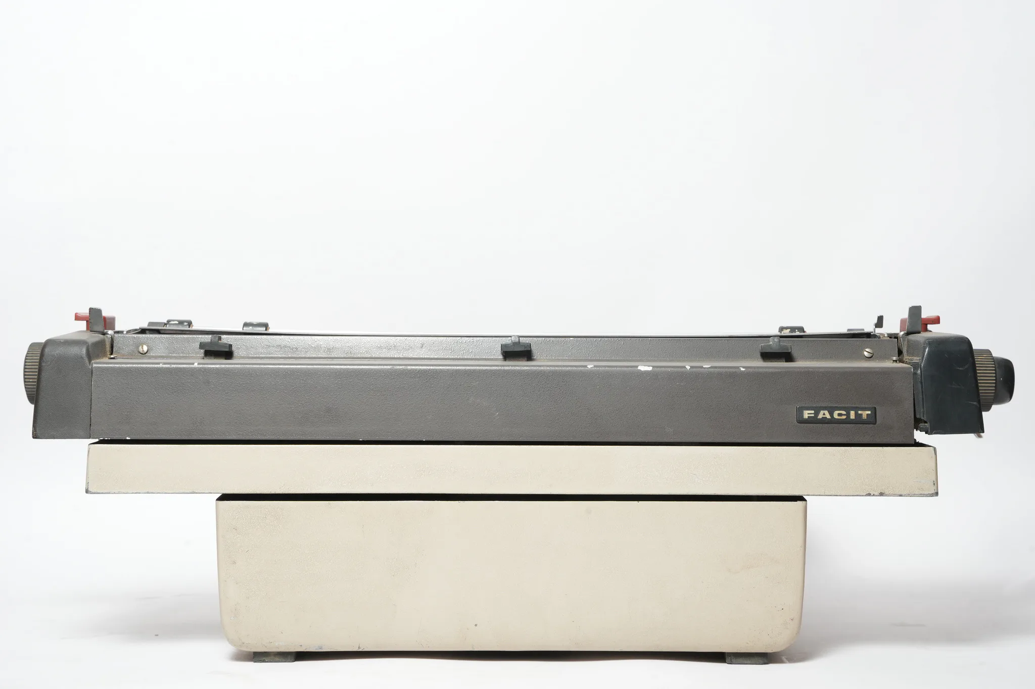 Facit 1730 Standard Manual Typewriter — photograph 4