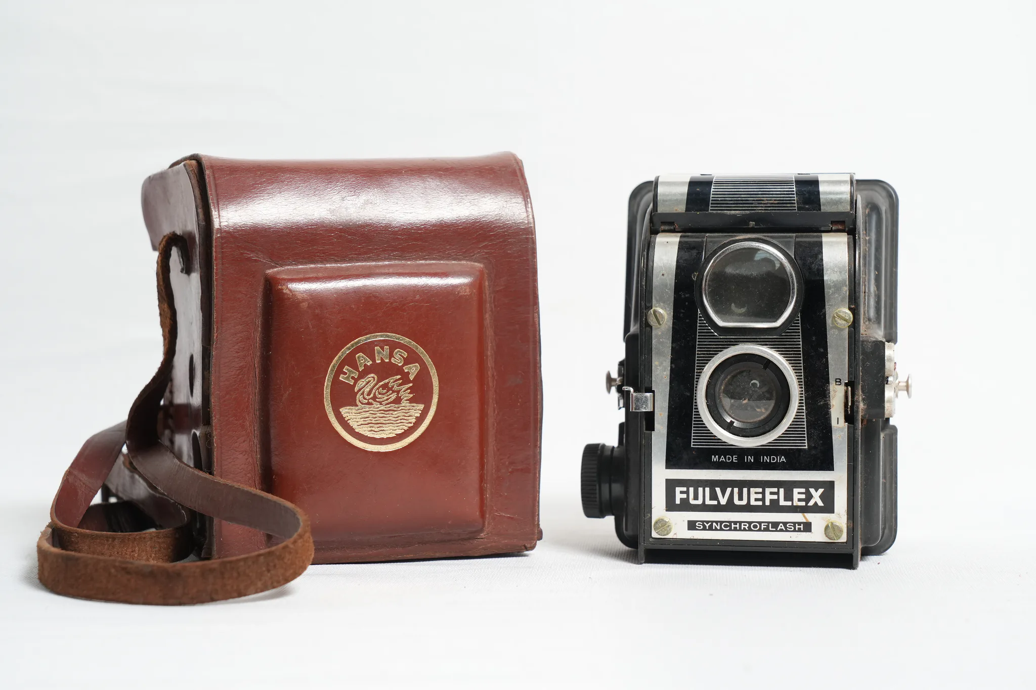 Fulvueflex Synchroflash Vintage TLR Camera — Fulvueflex Camera Corporation: a tangible chapter of the analog era.