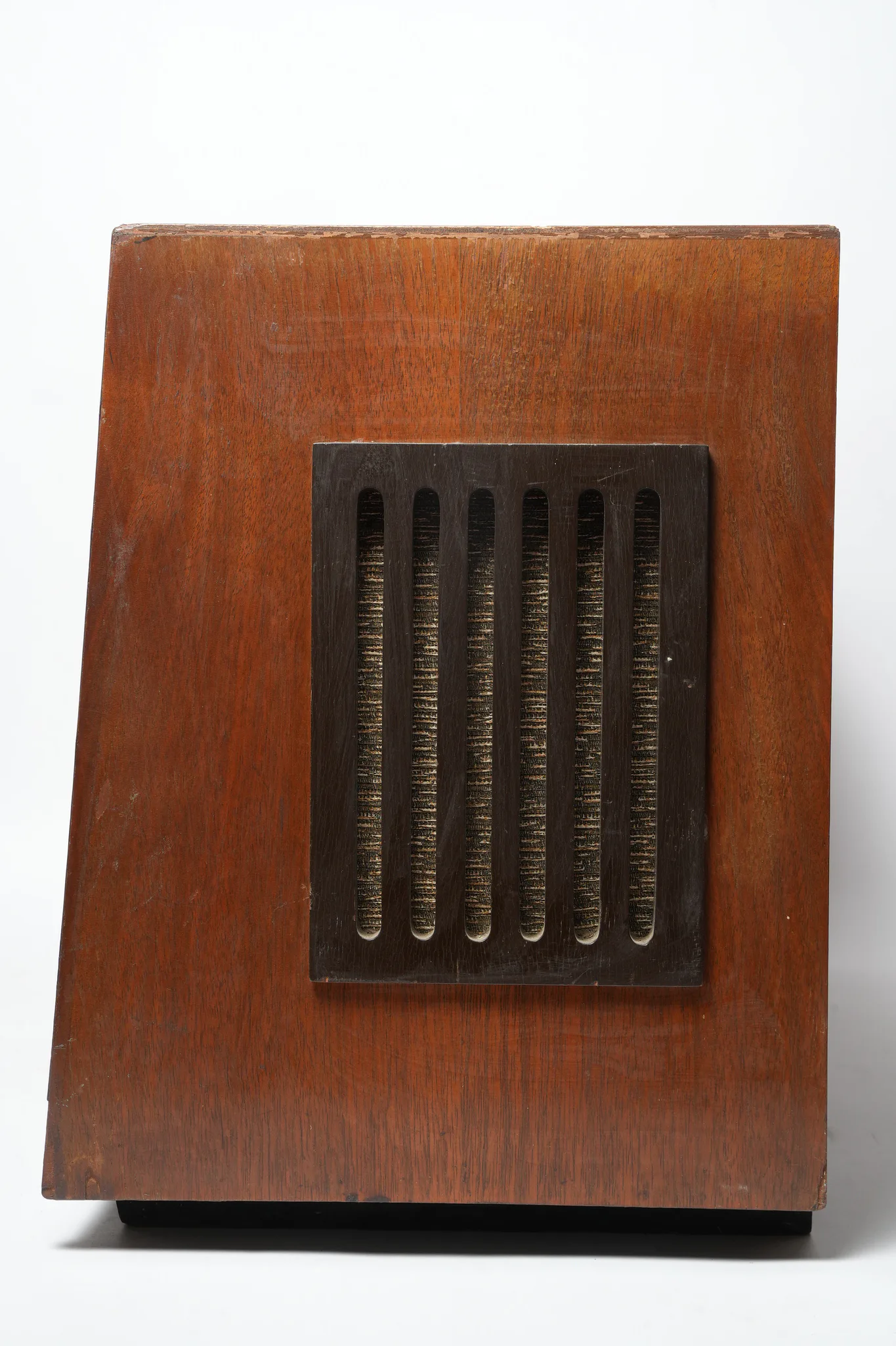 G.E.C. Hi-Fi Multi-Band Valve Table Radio — photograph 3