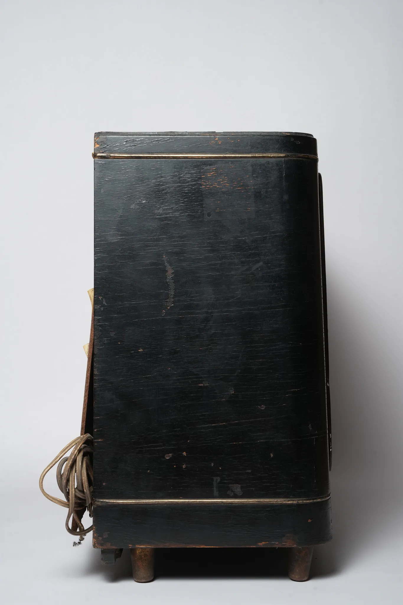 G.E.C. Multi-Band Valve Table Radio — photograph 2