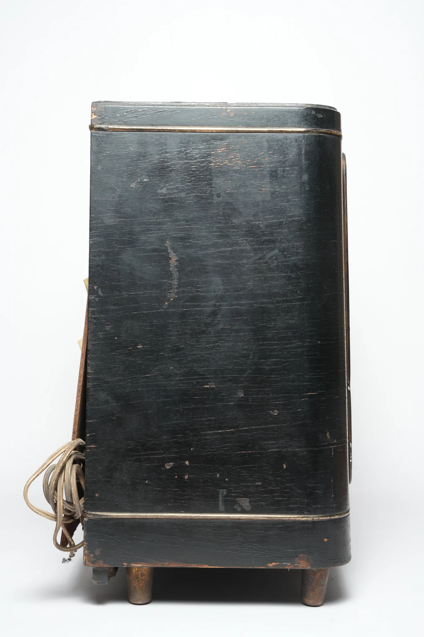 G.E.C. Multi-Band Valve Table Radio — photograph 3