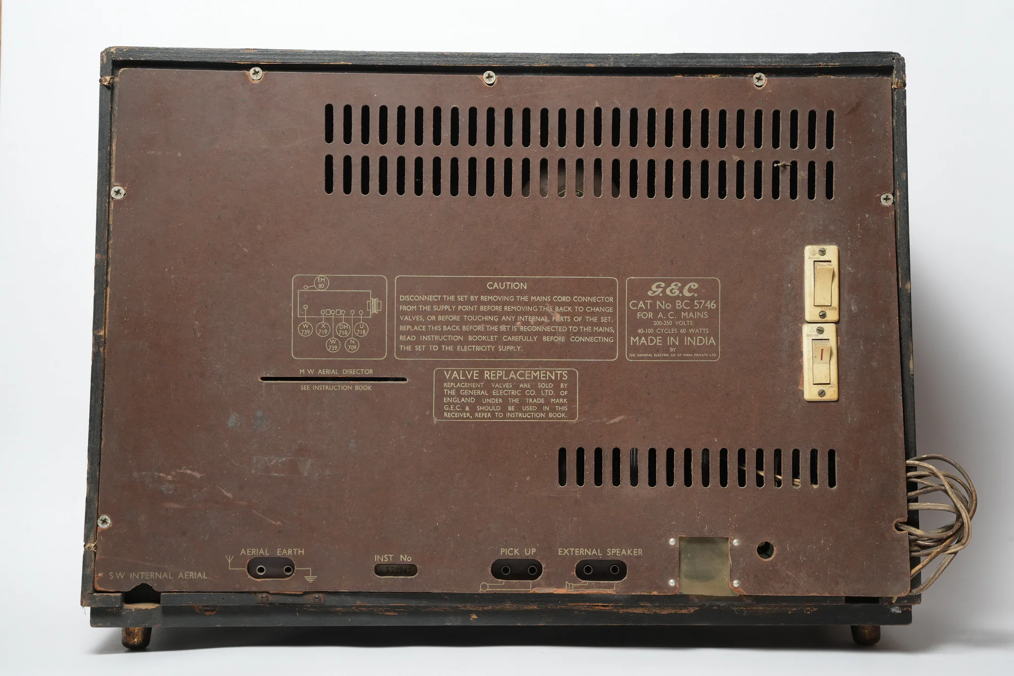 G.E.C. Multi-Band Valve Table Radio — photograph 4
