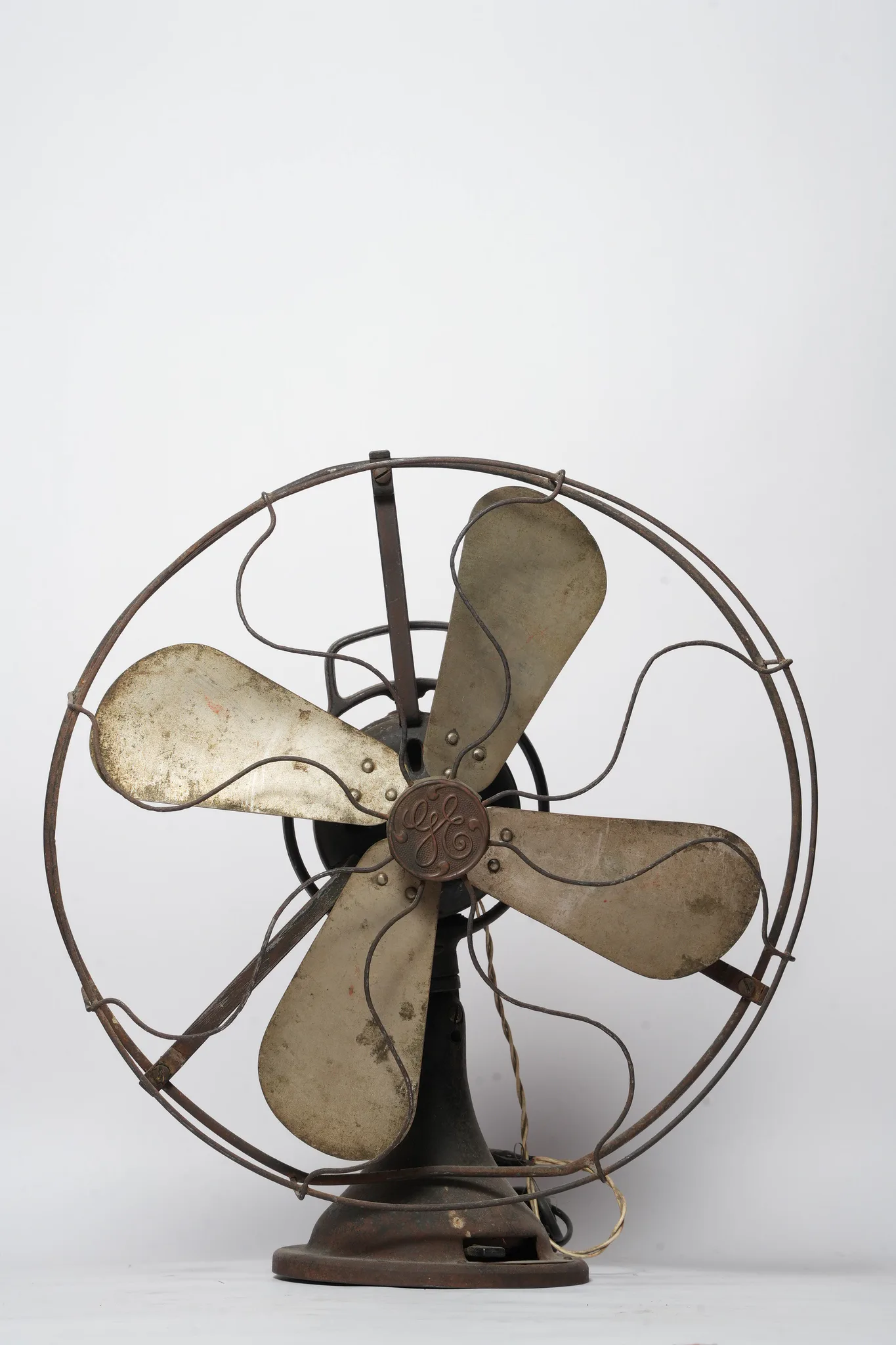 General Electric Brass Blade Electric Desk Fan — photograph 2