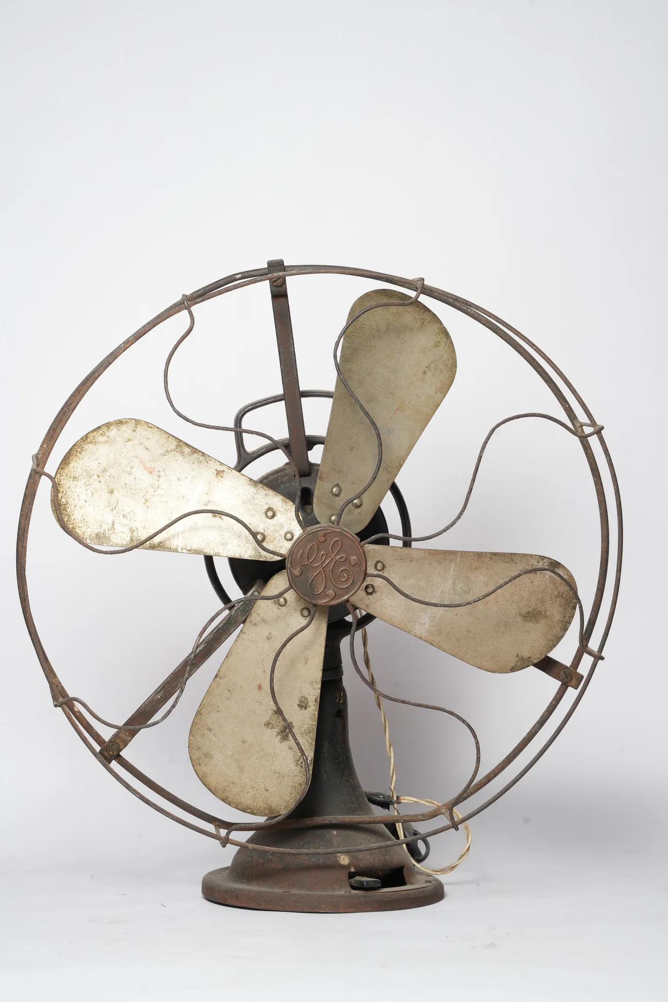 General Electric Brass Blade Electric Desk Fan — photograph 3