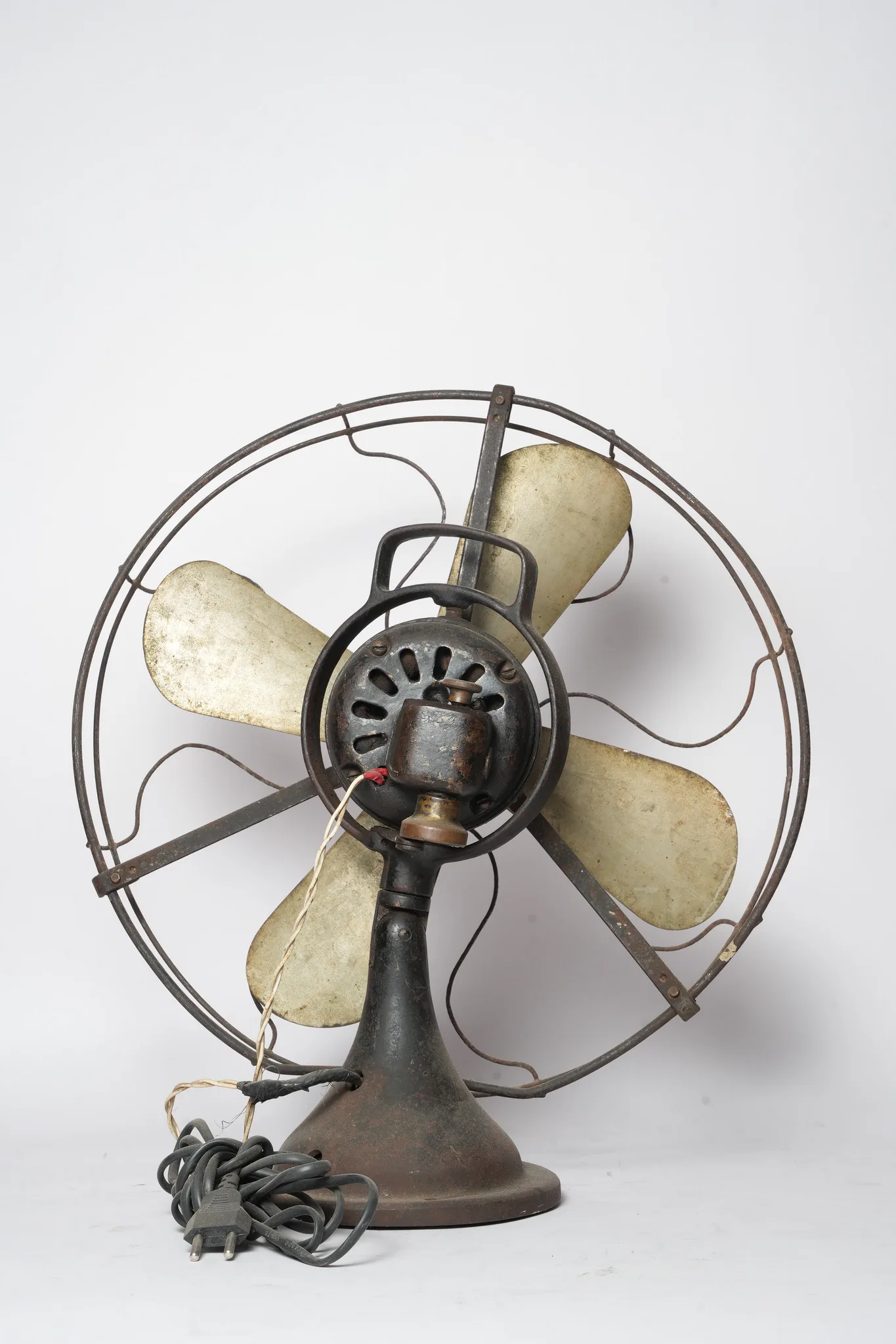 General Electric Brass Blade Electric Desk Fan — photograph 5